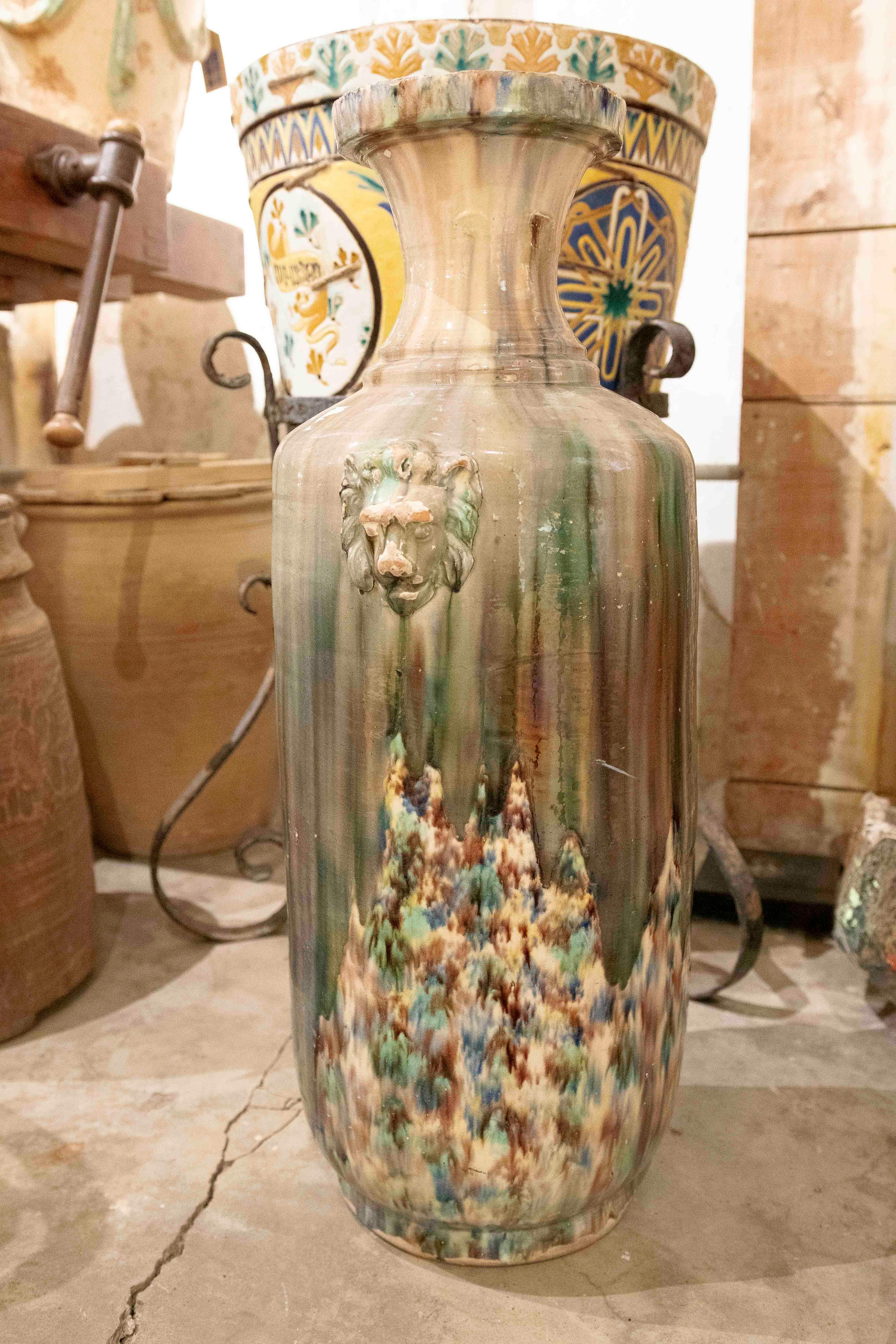 Vase émaillé des années 1980 avec décoration de lions de différentes couleurs en vente 7