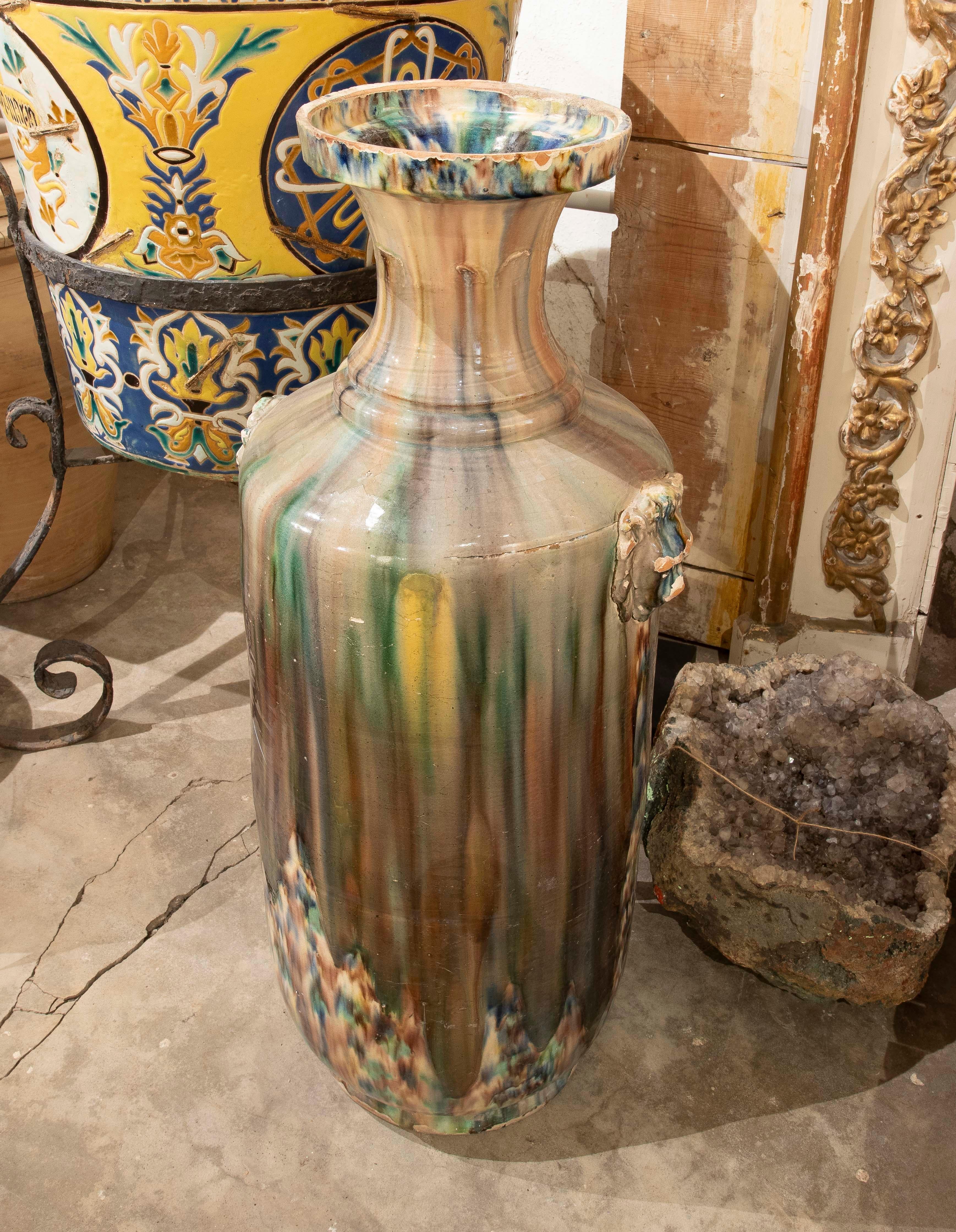 Espagnol Vase émaillé des années 1980 avec décoration de lions de différentes couleurs en vente