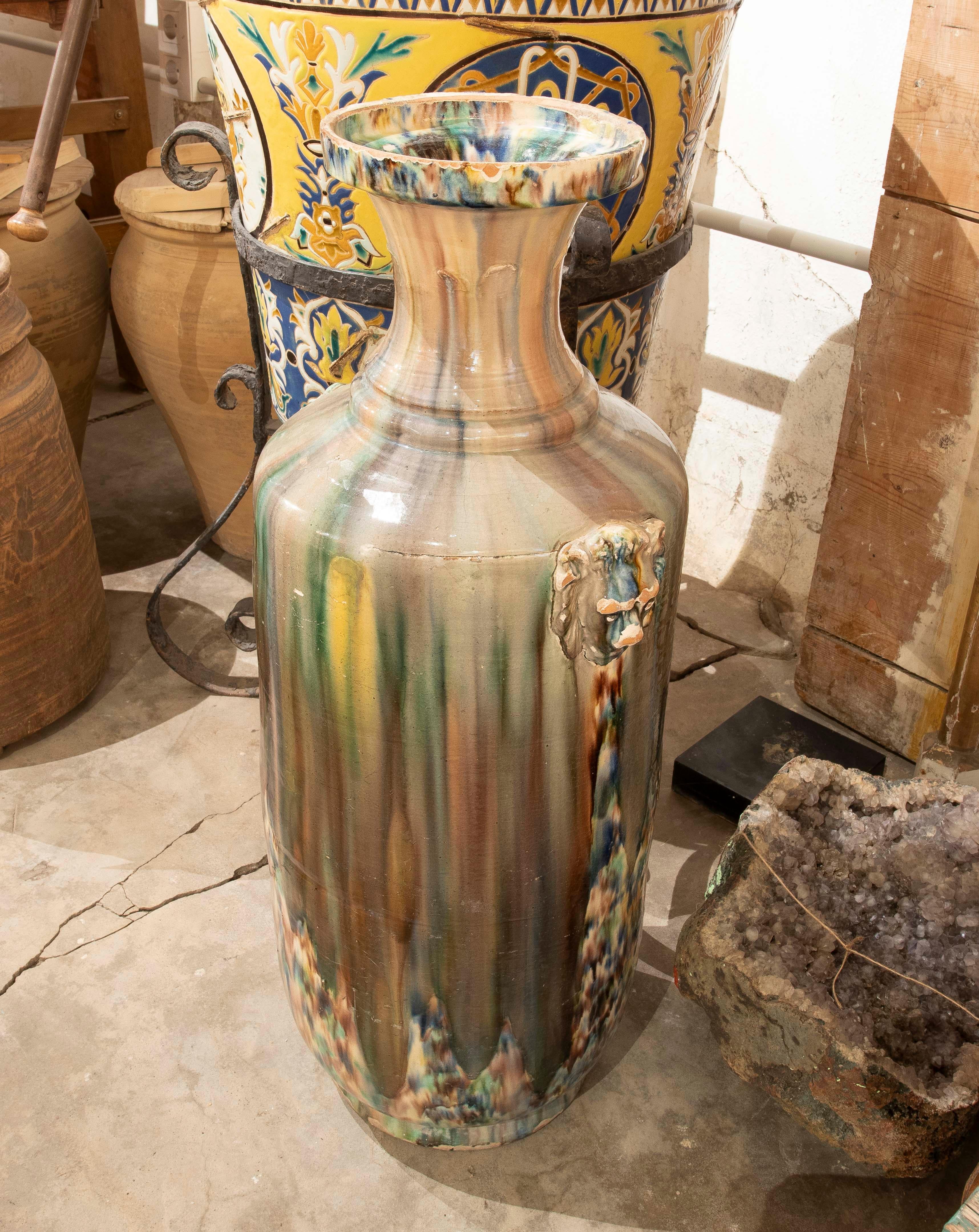 Vernissé Vase émaillé des années 1980 avec décoration de lions de différentes couleurs en vente