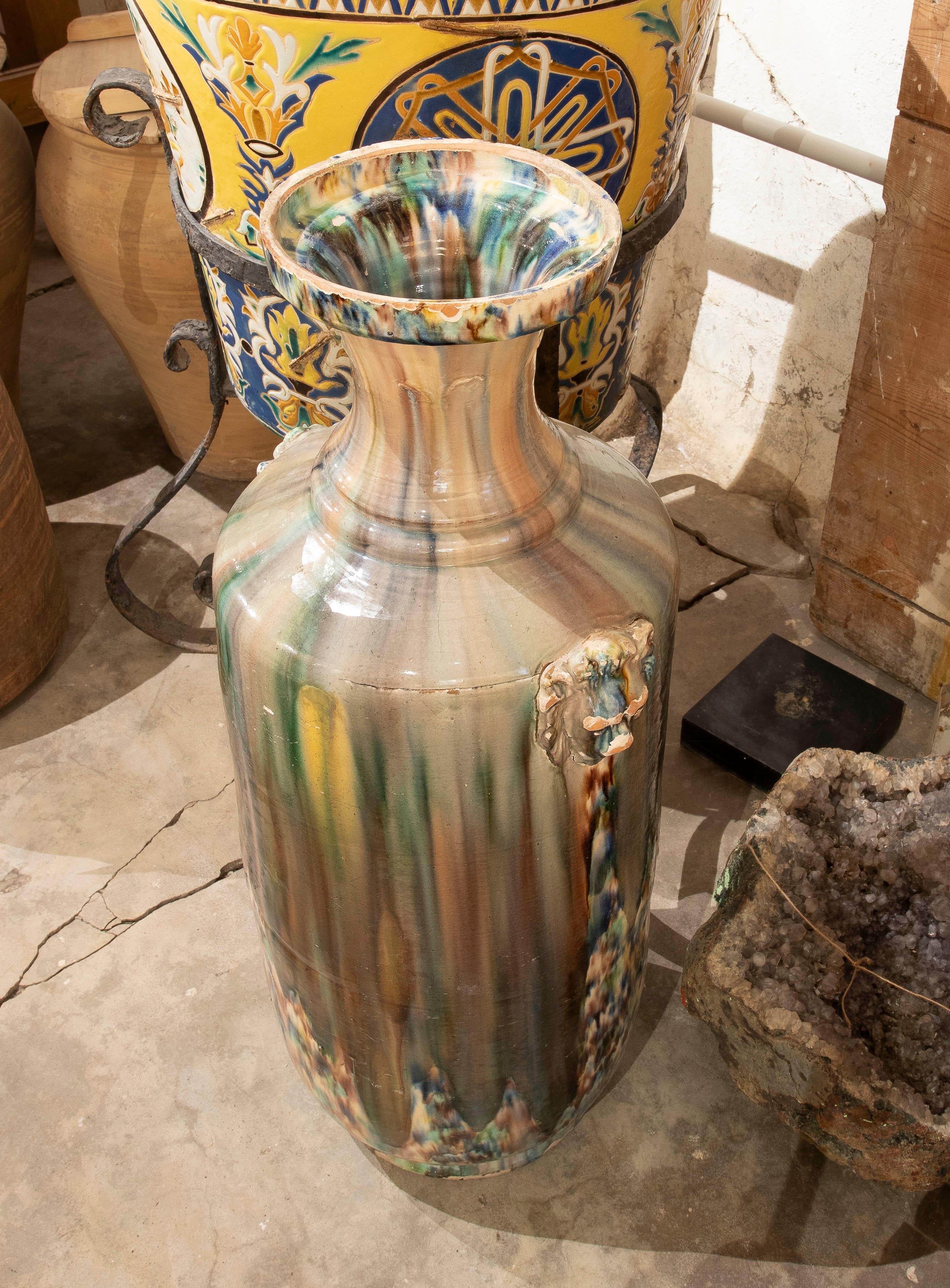 Vase émaillé des années 1980 avec décoration de lions de différentes couleurs Bon état - En vente à Marbella, ES