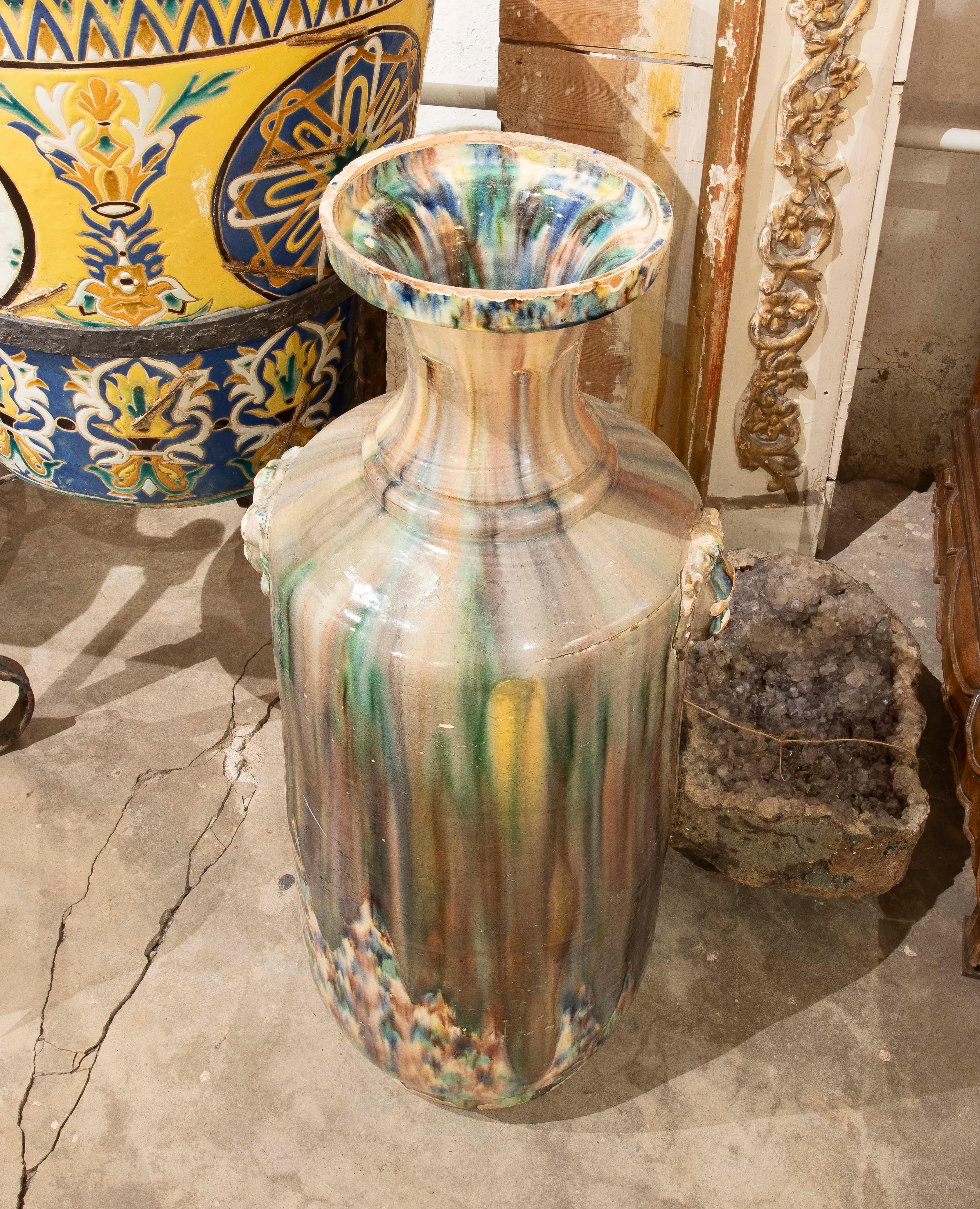 20ième siècle Vase émaillé des années 1980 avec décoration de lions de différentes couleurs en vente