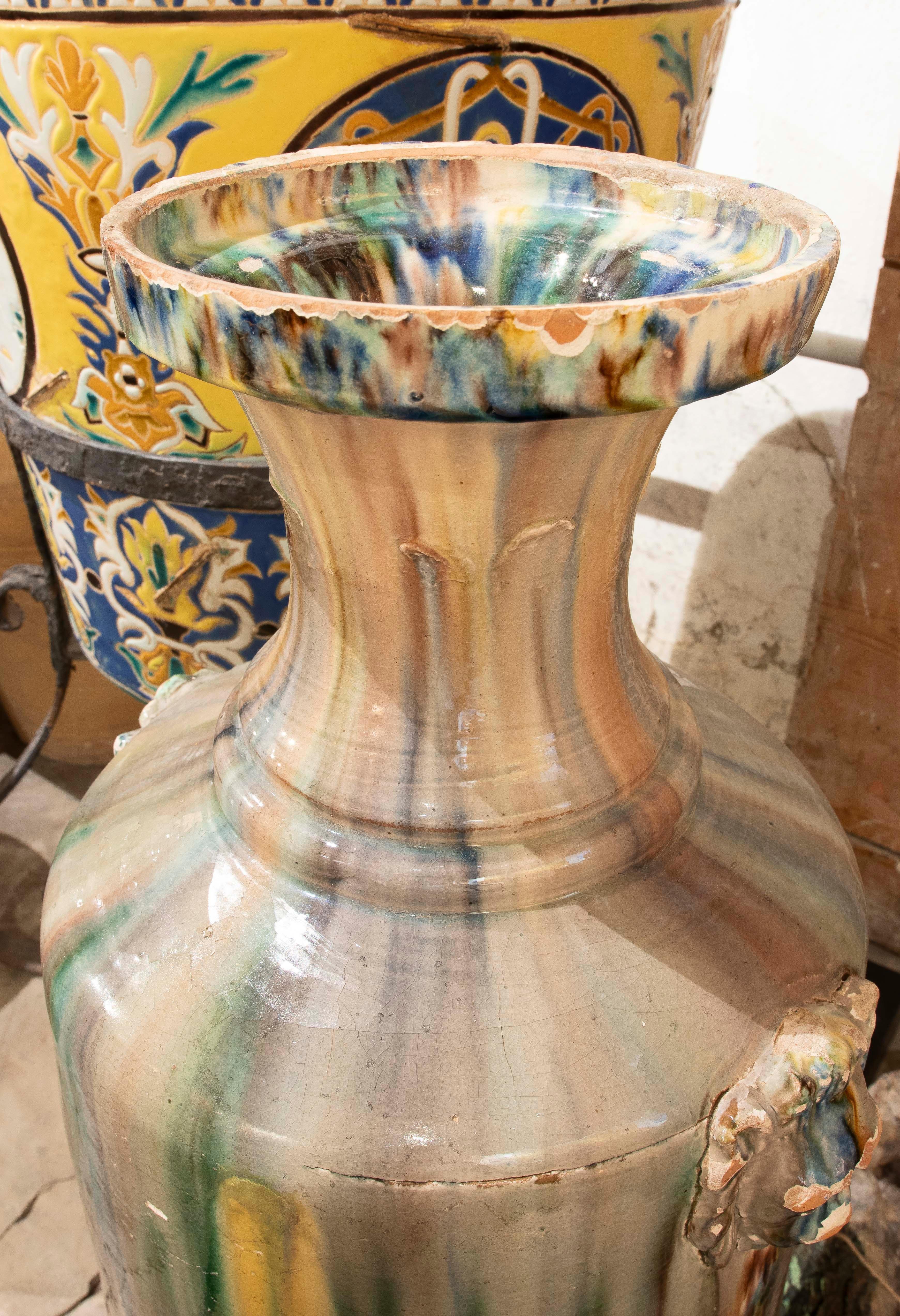 Céramique Vase émaillé des années 1980 avec décoration de lions de différentes couleurs en vente