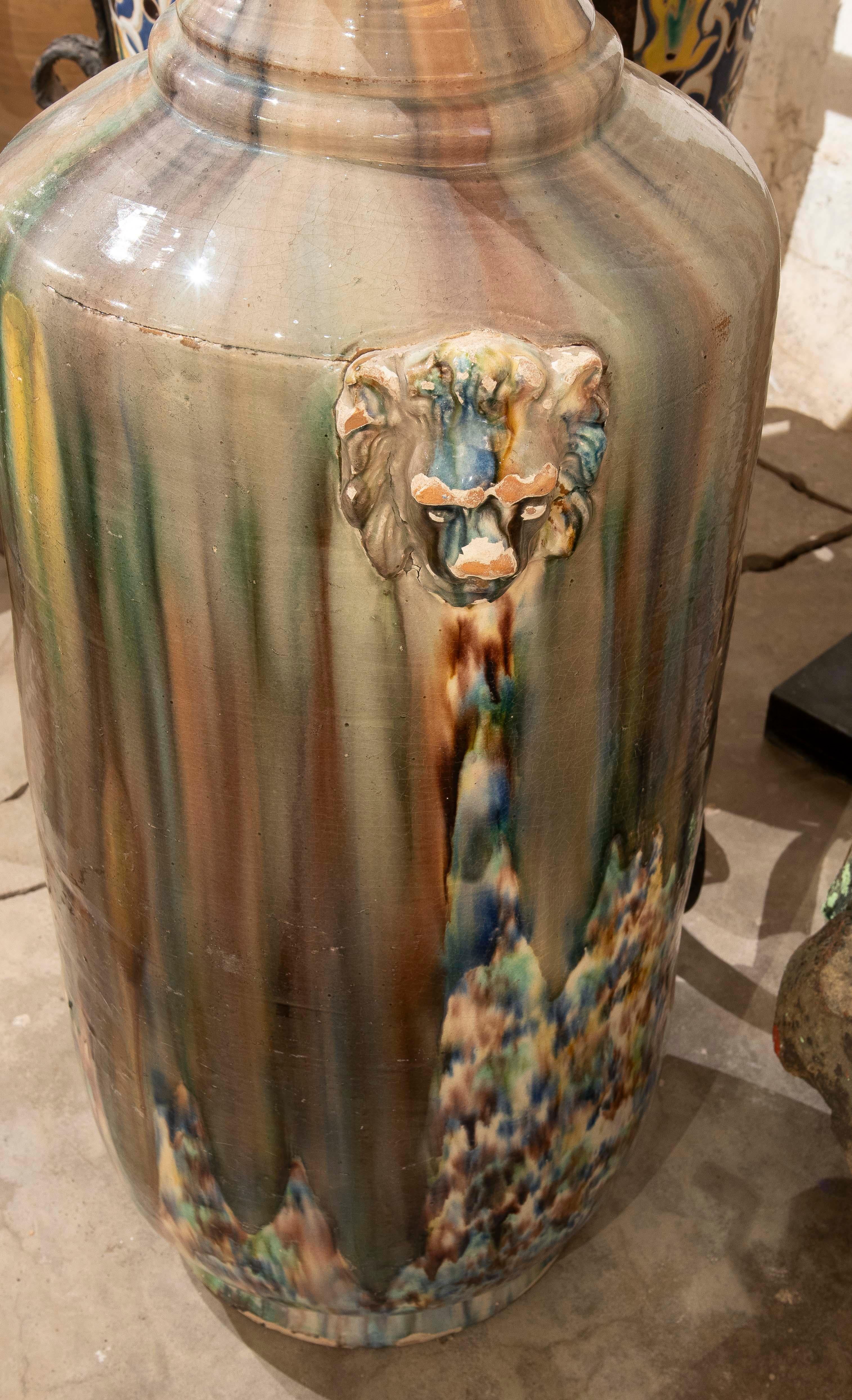 Vase émaillé des années 1980 avec décoration de lions de différentes couleurs en vente 1