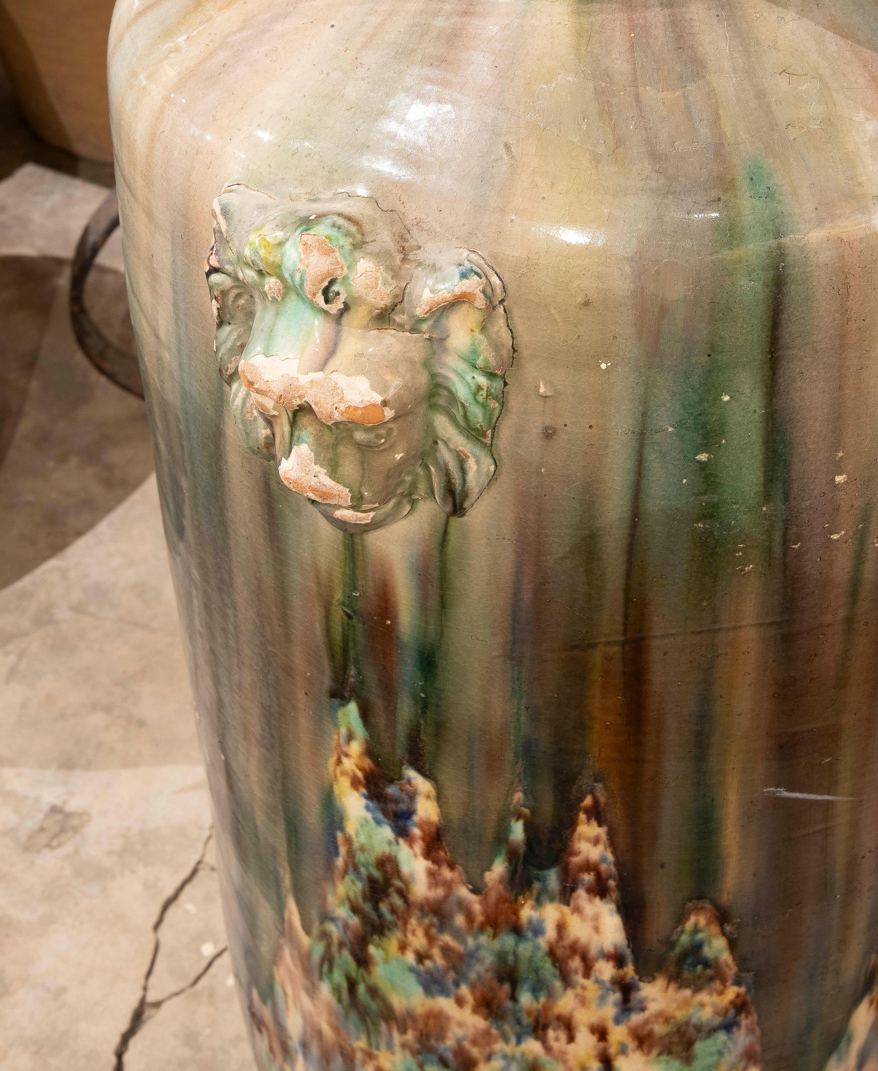 Vase émaillé des années 1980 avec décoration de lions de différentes couleurs en vente 2