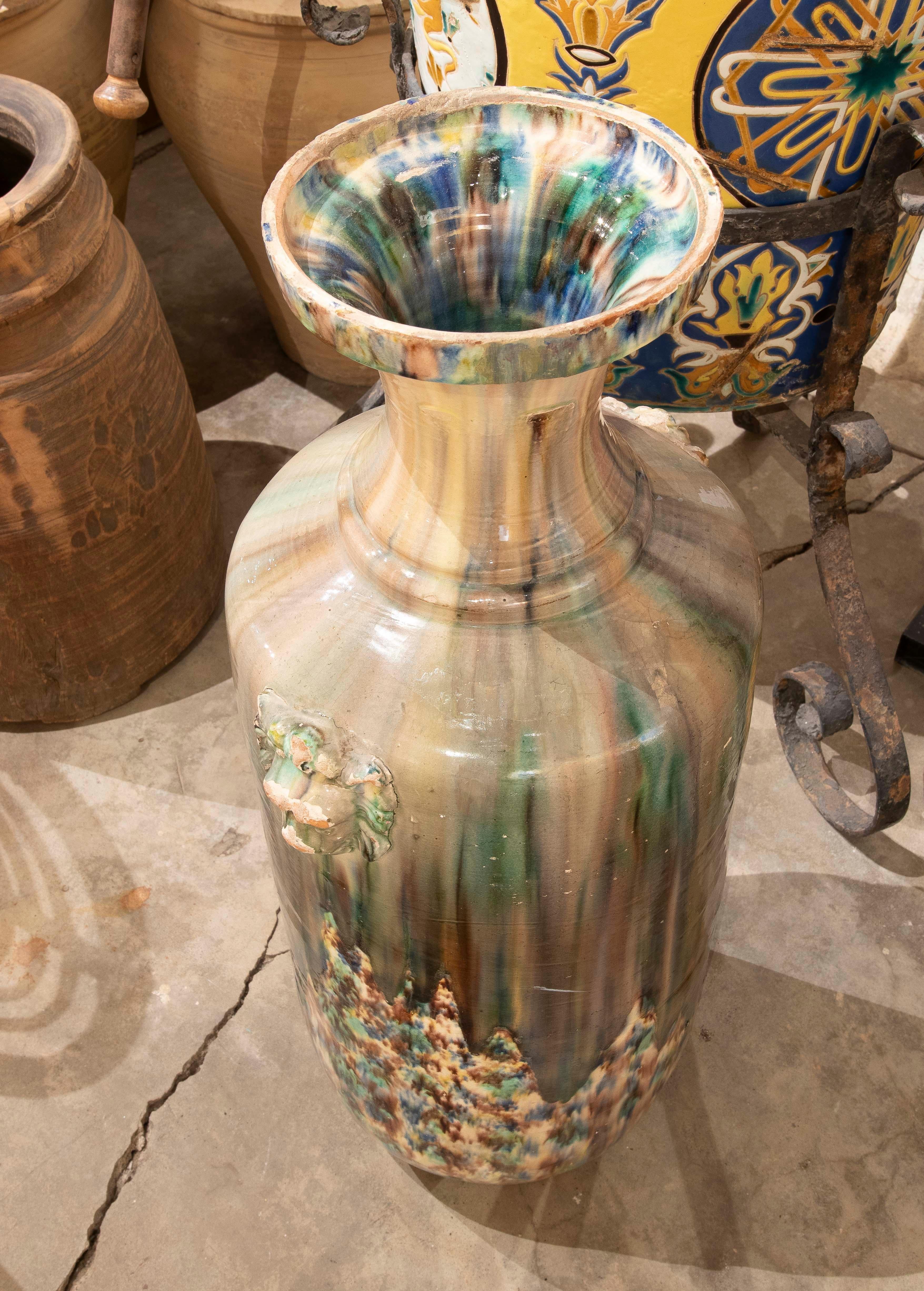 Vase émaillé des années 1980 avec décoration de lions de différentes couleurs en vente 3
