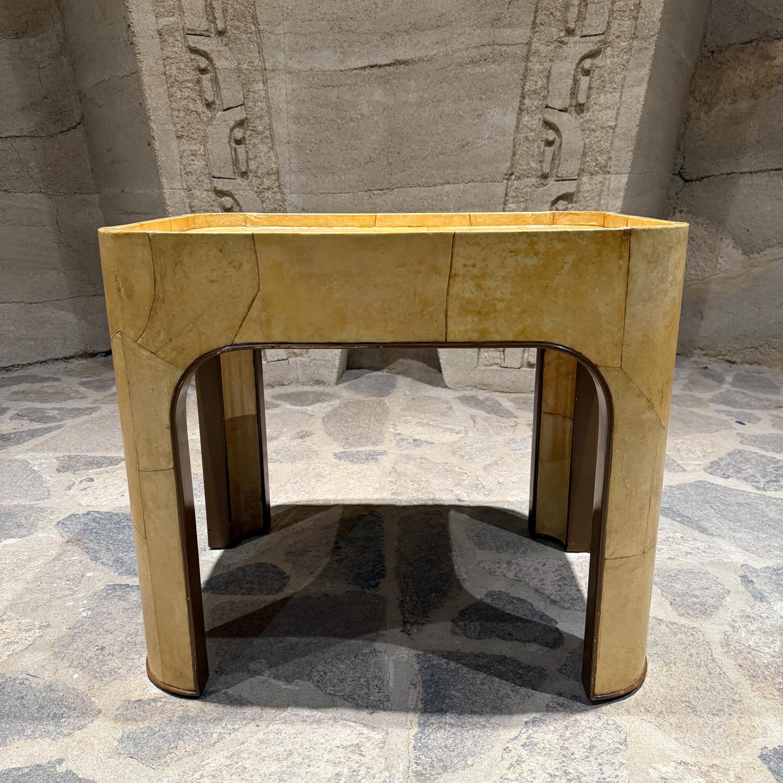 AMBIANIC präsentiert
Sensationeller Beistelltisch aus Ziegenleder im Stil von Karl Springer
24,25 H x 20 1/16 T x 28,25 B
Gebrauchter Vintage-Zustand
Bitte beachten Sie die bereitgestellten Bilder
Die Lieferung innerhalb von 200 Meilen von San Diego