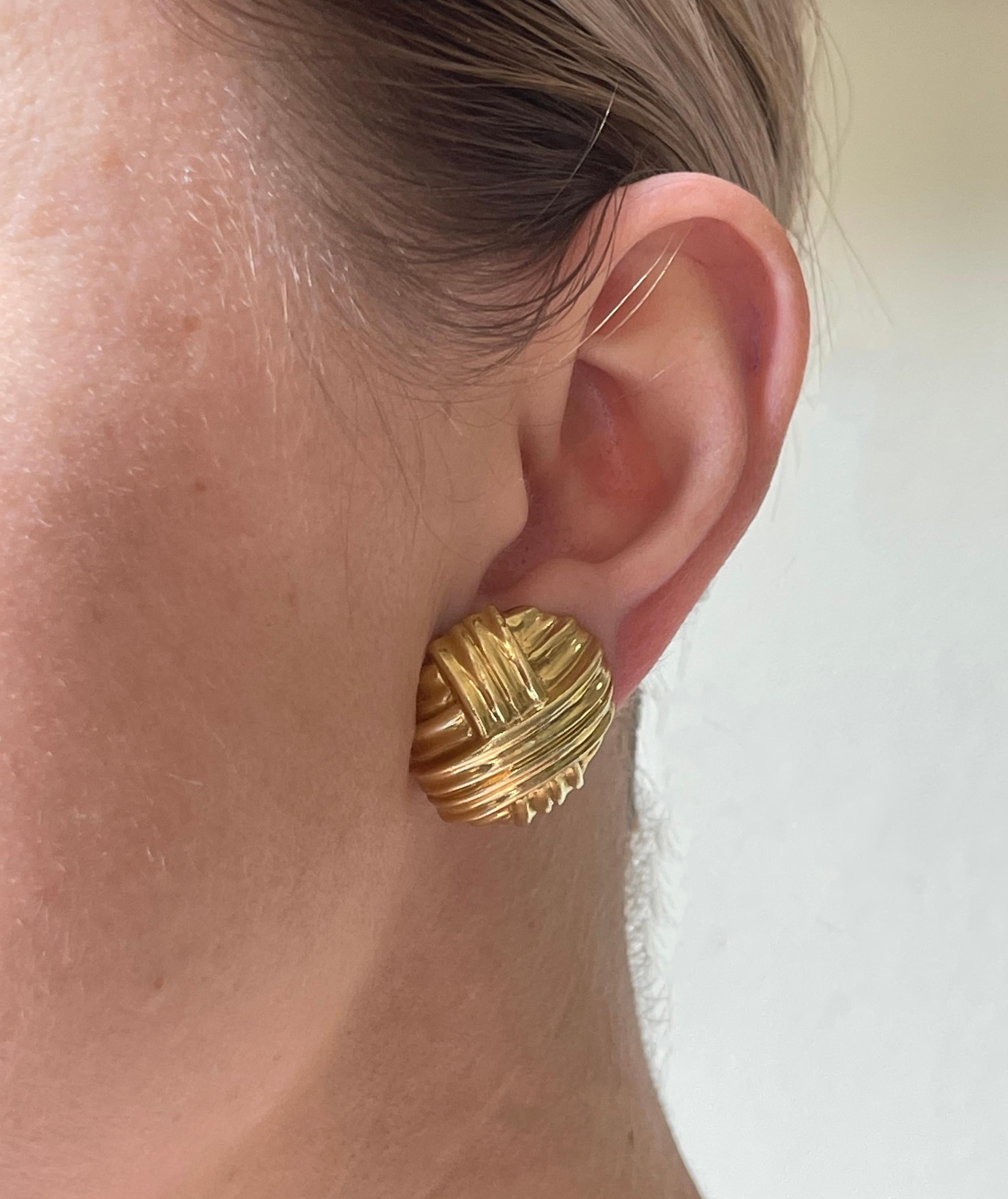 1980s Gold Earrings In Excellent Condition For Sale In New York, NY