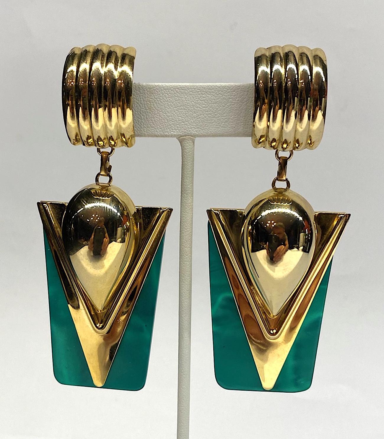 A fabulons and fun pair of 1980s earrings with a retro Art Deco style. In fact, the design is reminiscent of the top of the Chrysler Building in NYC. The top of each earring is .75 of an inch wide, 1 inch high and  bow out .38 of an inch not