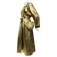 Trenca de piel dorada de los años 80 y bolso acolchado dorado a juego de Maud Frizon