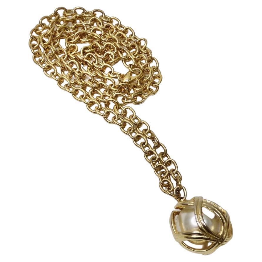Collier à pendentif cage en fausse perle plaqué or des années 1980