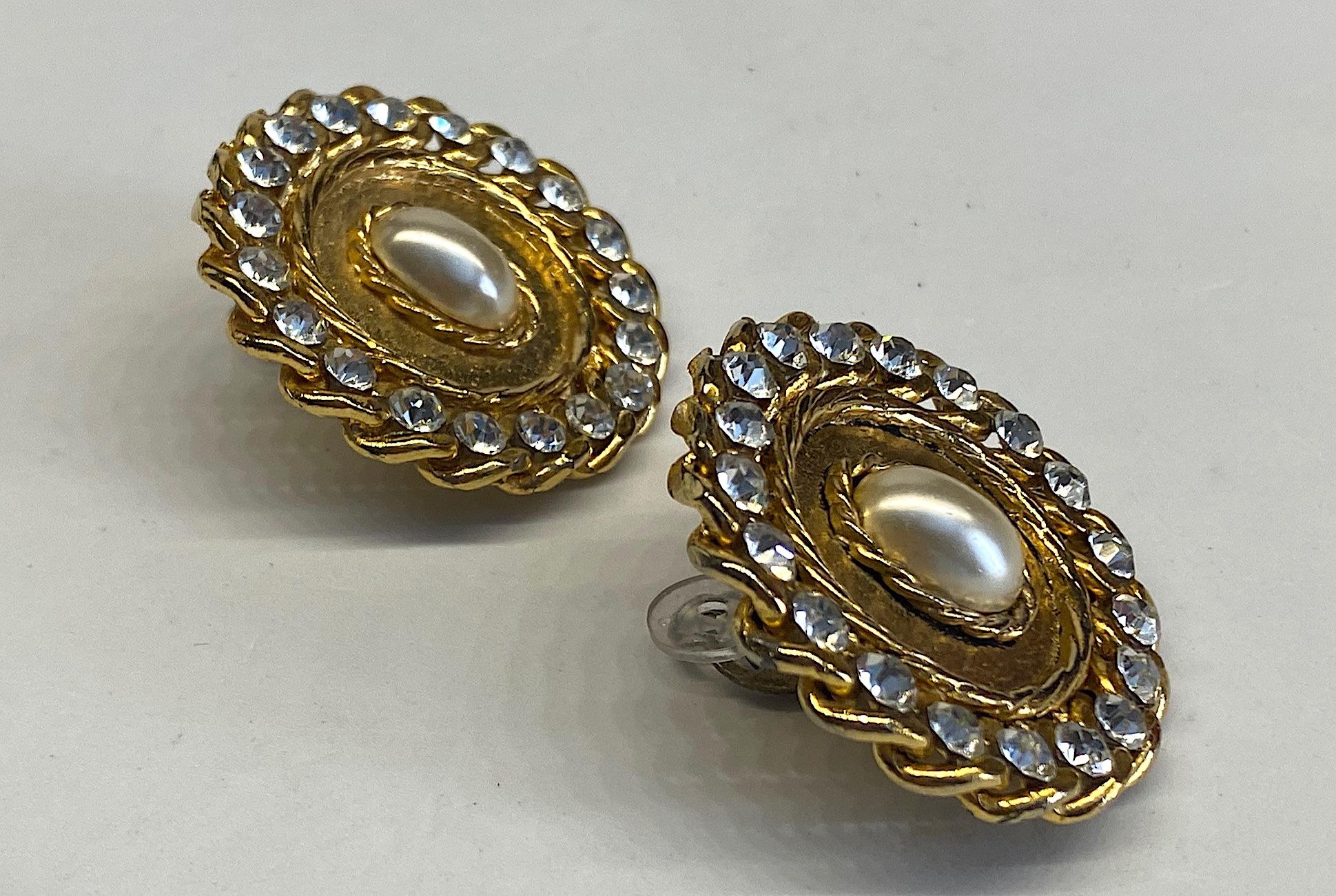 1980s Gold, Rhinestone and Pearl Curb Link Button Earrings In Good Condition For Sale In New York, NY