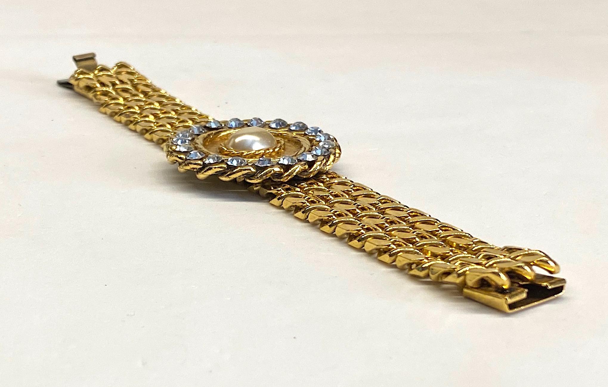 Donna Bracciale d'oro, strass e perle Curb Link Triple Stand degli anni '80 in vendita
