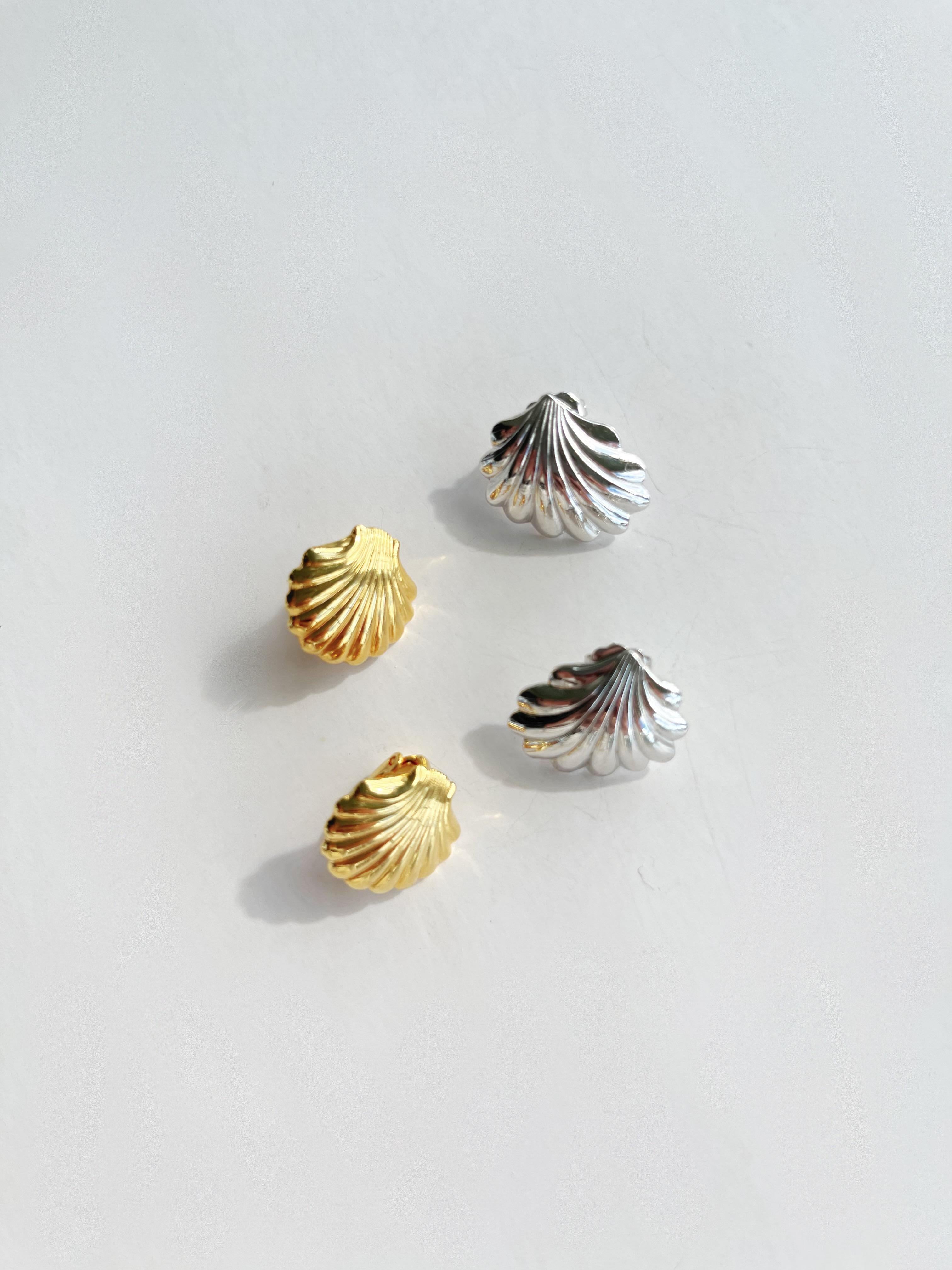 1980s Gold Shell Clip On Earrings In Excellent Condition For Sale In Auckland, New Zealand