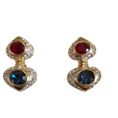 Clip-Ohrringe aus den 1980er Jahren mit goldfarbenen Crystal Stones sowie roten und blauen Steinen