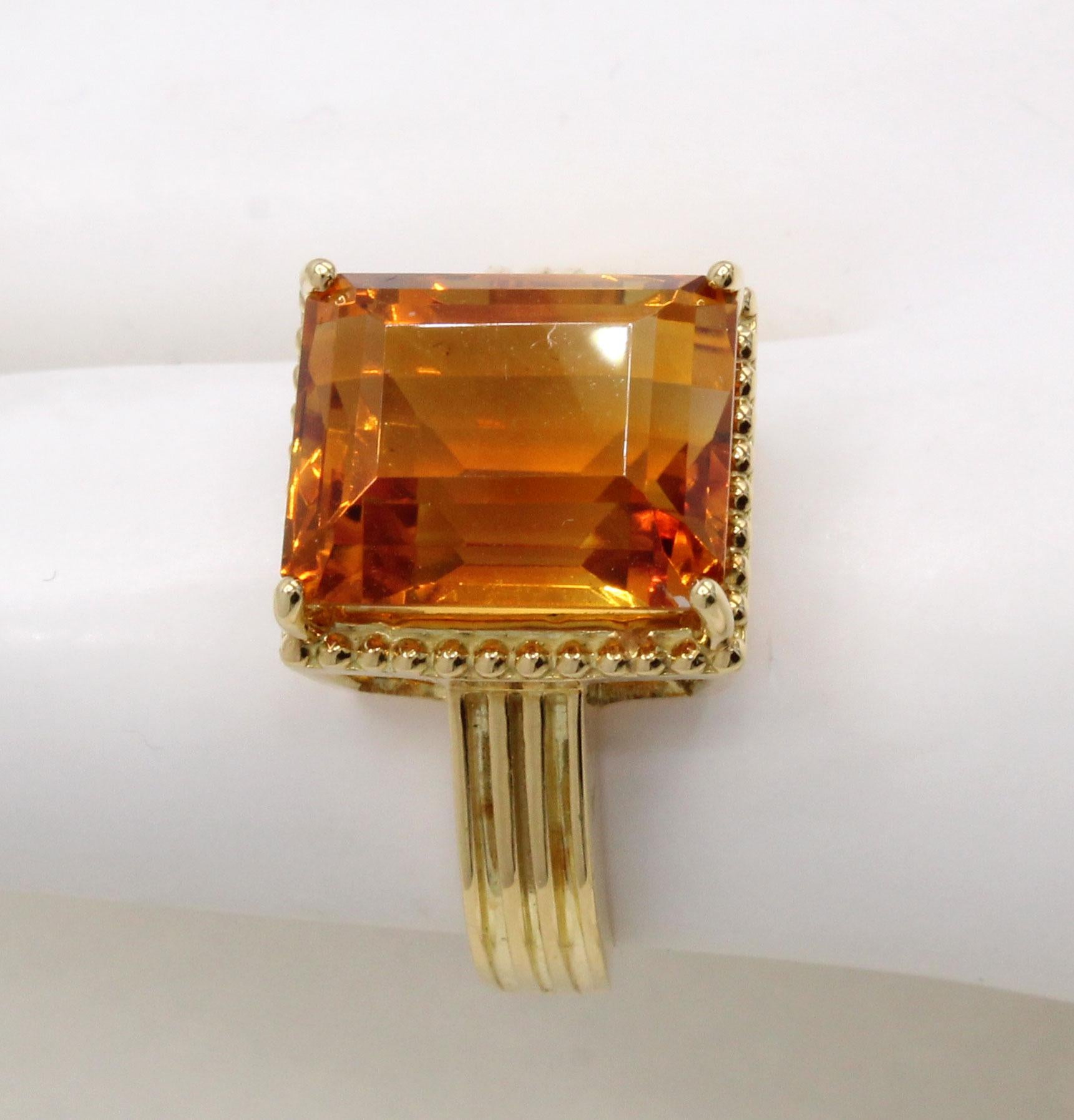 1980s Golden Citrine 18 Karat Gold Cocktail Ring In Excellent Condition For Sale In New York, NY