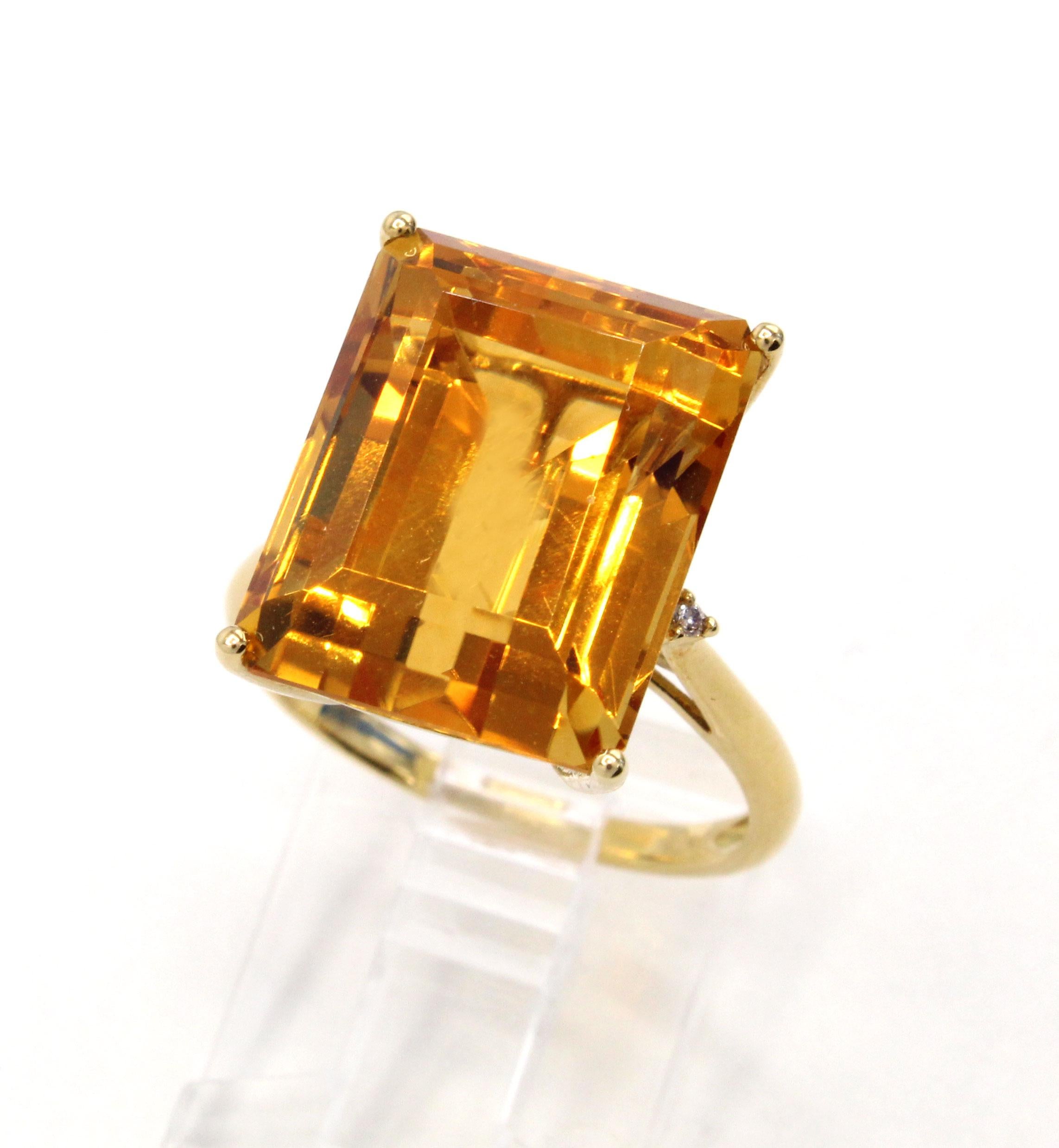 Cut into a perfect emerald cut, this Golden Citrine is the center-piece of this well handcrafted 18 karat yellow gold 1980s ring. The well saturated gemstone, which measures to weigh approximately 10 carats is full of life and fire. This chic and