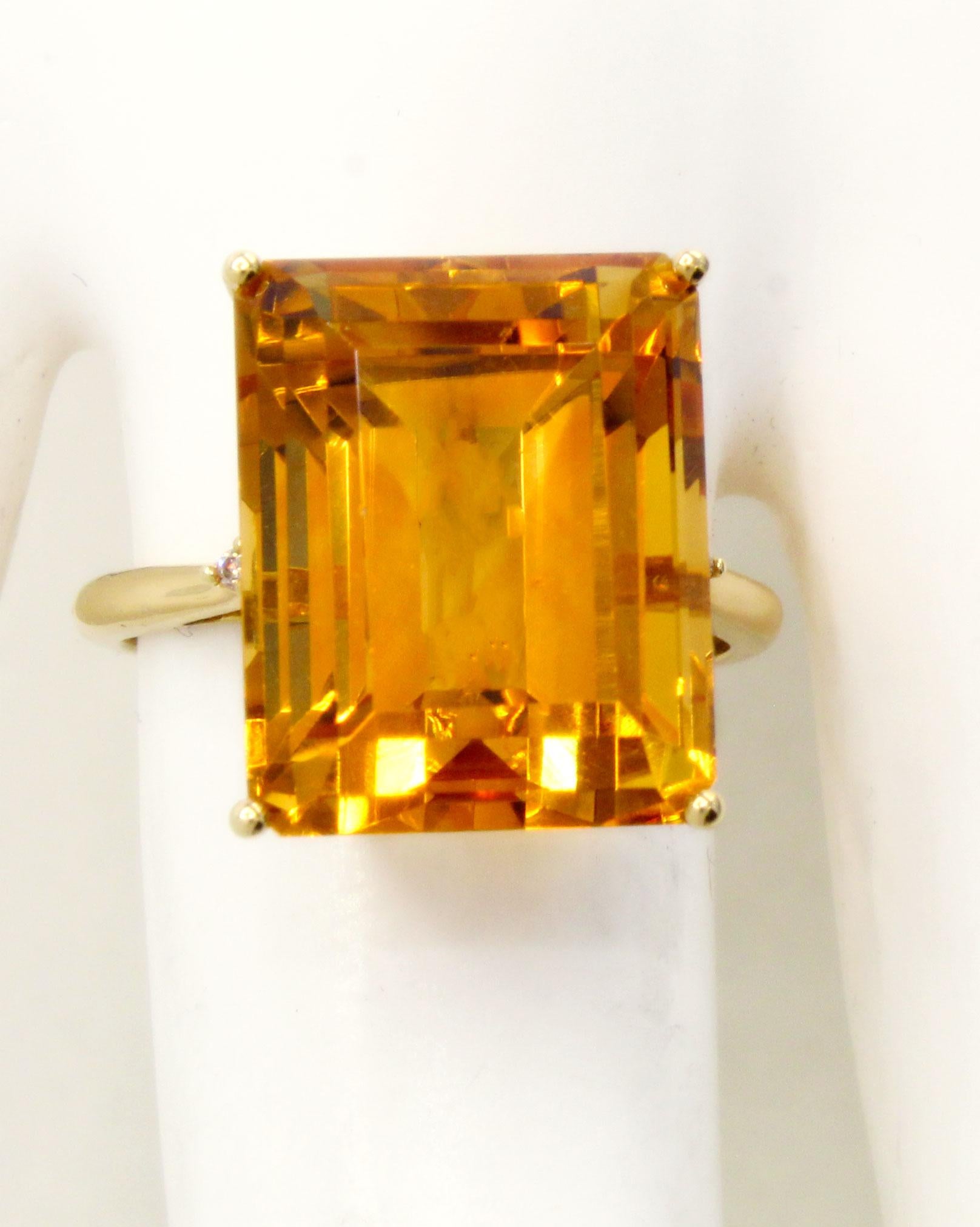 1980s Golden Citrine Diamond 18 Karat Gold Ring In Excellent Condition For Sale In New York, NY