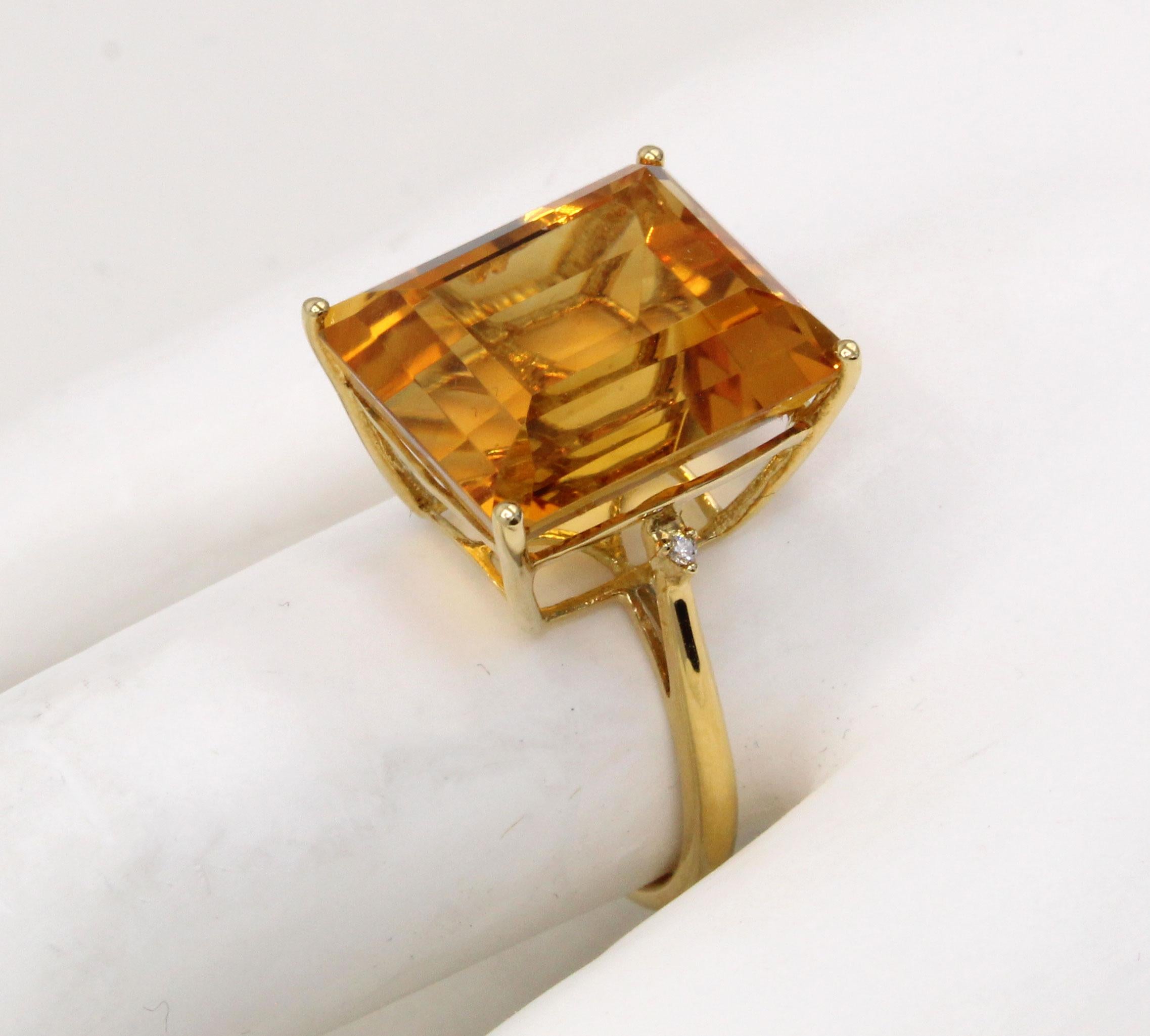 Women's or Men's 1980s Golden Citrine Diamond 18 Karat Gold Ring For Sale