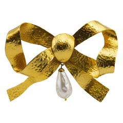 1980s Goldtone Bow Pin with Large Tear Drop Pearl