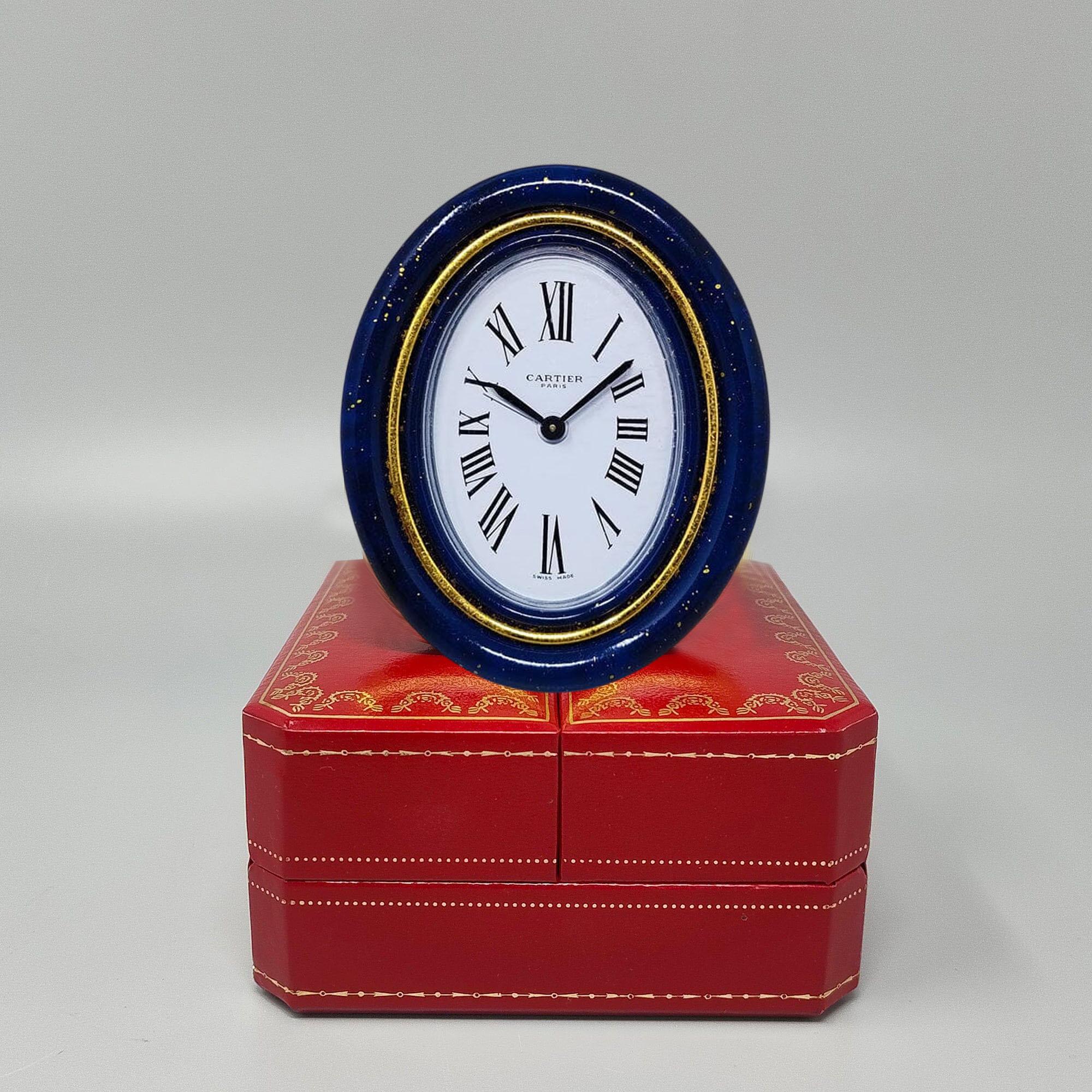 1980 Splendida pendulette con sveglia di Cartier. Made in Swiss.
È in lapislazzuli e metallo dorato con carica manuale. Cassa dell'orologio numerata 15735. Con custodia originale, foderata in pelle rossa e con istruzioni. Funziona perfettamente ed è