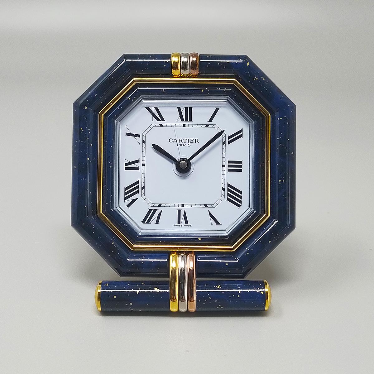 1980s Gorgeous Cartier alarm clock pendulette. Made in Swiss.
It's lapis lazuli and golden metal. Quartz movement. Clock case numbered 05783. With original case, lined with red leather and the certificate. It works perfeclty and is in excellent