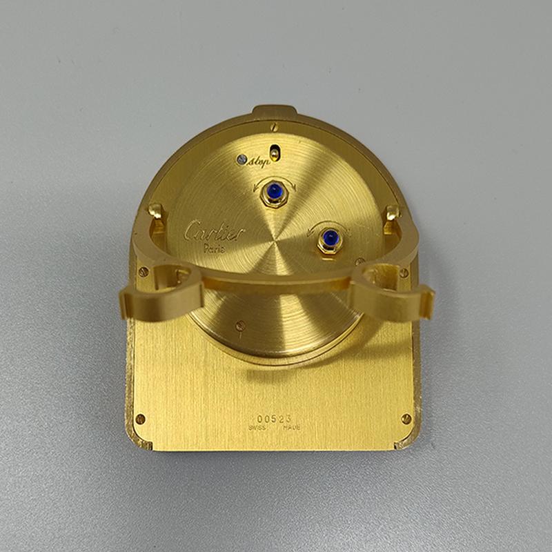 Plaqué or Magnifique pendule d'alarme Romane de Cartier des années 1980. Fabriqué en Suisse en vente
