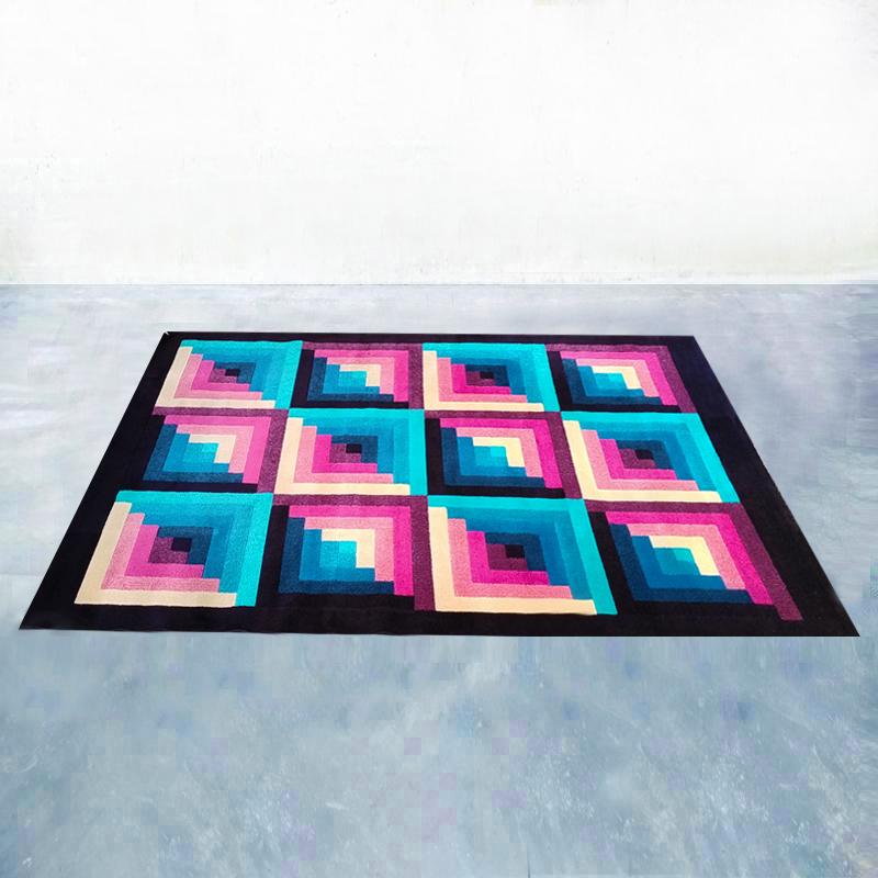 1980 Magnifique tapis de Missoni pour AT&T. Pure laine Fabriqué en Italie. En excellent état, comme neuf. Il a été lavé et désinfecté par des professionnels et est prêt à l'emploi. Ce tapis est un véritable exemple de l'art italien et porte le label