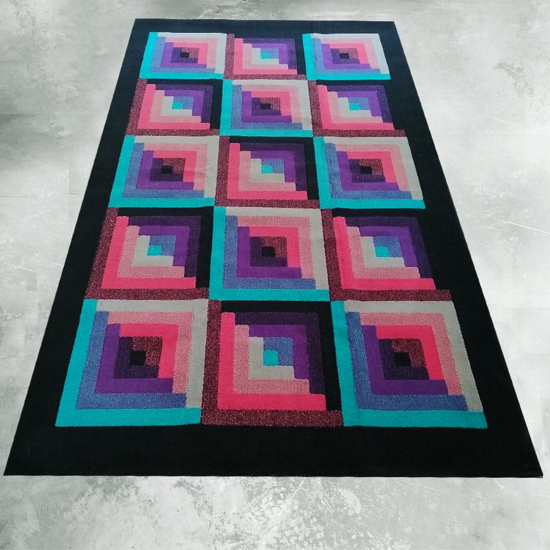 1980 Splendido tappeto di Missoni per T&J Vestor. Pura lana Made in Italy. In ottime condizioni, come nuovo. Questo tappeto è un vero e proprio esempio di italianità e ha il marchio Missoni.  È stato lavato e disinfettato professionalmente ed è