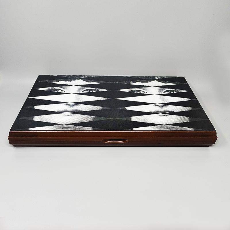 1980er Jahre Gorgeous Piero Fornasetti Backgammon für Dal Negro in Walnussholz, ist das Set in ausgezeichnetem Zustand und umfasst vier Würfel, die Verdoppelung Würfel, zwei Würfel Shaker, alle 30 Steine (15 schwarz, 15 weiß), Original-Anleitung und