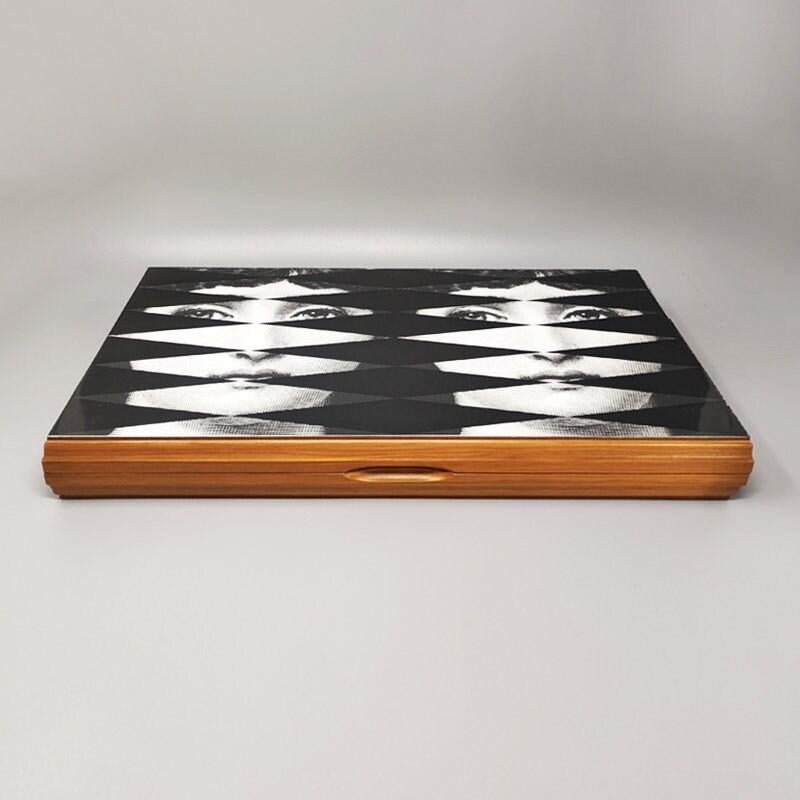 1980s Gorgeous Piero Fornasetti backgammon for Dal Negro in walnut wood , the set is in excellent condition and includes four dices, the doubling cube, two dice shaker, all 30 checkers (15 black, 15 white), original instructions and game piece