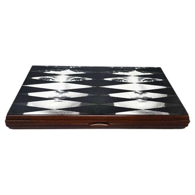 1980er Jahre Gorgeous Piero Fornasetti Backgammon in ausgezeichnetem Zustand. Hergestellt in Italien