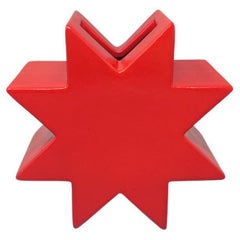 Precioso jarrón rojo de los años 80 "Hsing" Diseñado por Ettore Sottsass. Fabricado en Italia
