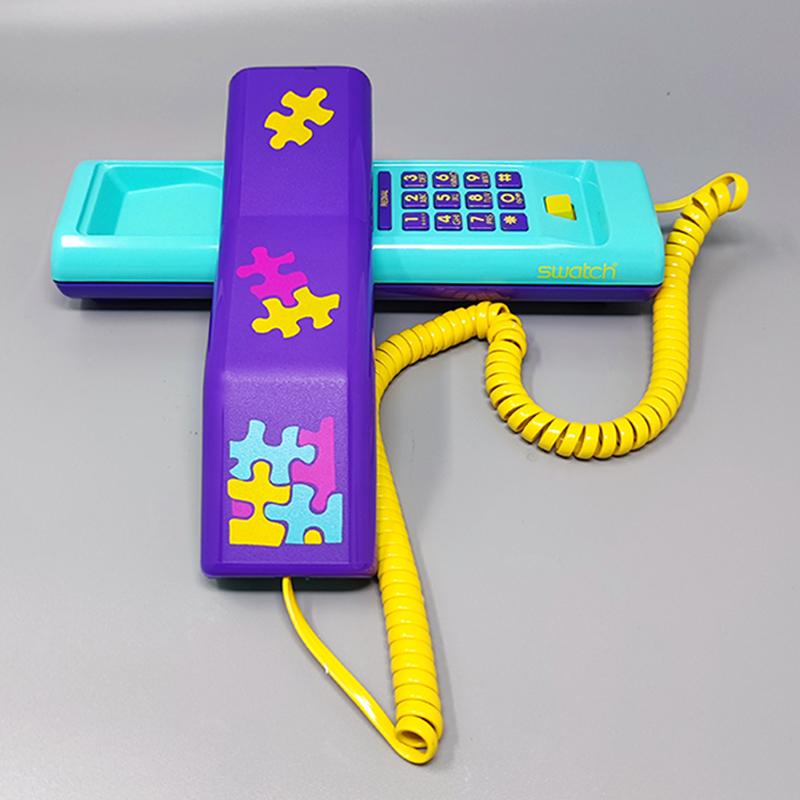 Superbe échantillon de téléphone jumeau « Puzzle » des années 1980 dans sa boîte d'origine. Le style Memphis Excellent état - En vente à Milano, IT