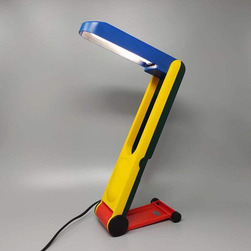 Plastique Magnifique lampe de bureau Benetton des années 1980, fabriquée en Italie en vente
