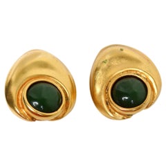 Orecchini a clip in oro con cabochon verde degli anni '80