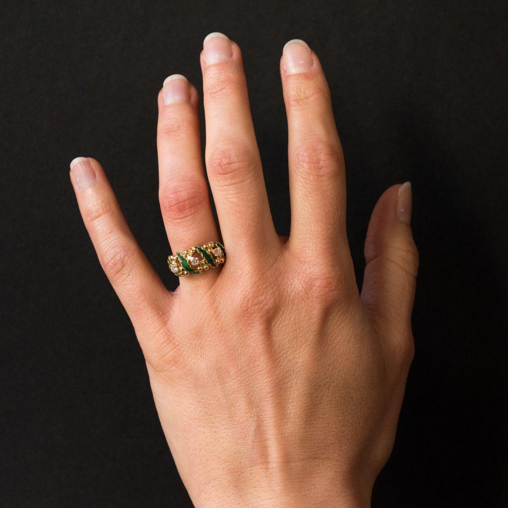 Ring aus 18 Karat Gelbgold, Eulenpunze. 
Dieser emaillierte Ring im durchbrochenen Design ist mit 3 Diamanten im Brillantschliff besetzt, die sich mit grün emaillierten goldenen Blättern und kleinen goldenen Perlen abwechseln. Das Ringband besteht