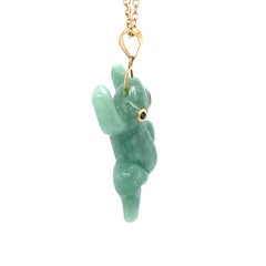 1980s Green Jade Frog Pendant with Sapphire Eyes in 14 Karat Gold