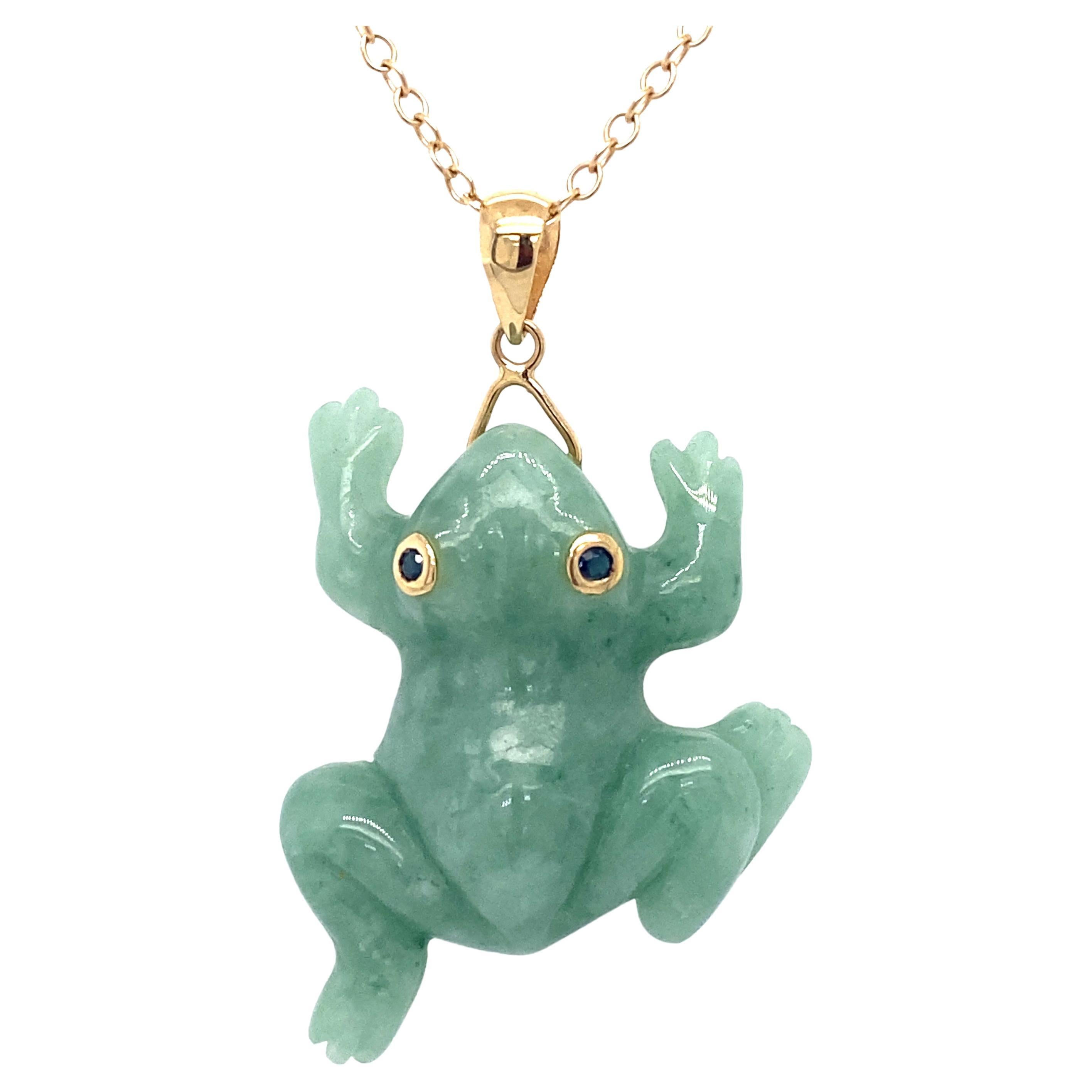 1980s Green Jade Frog Pendant with Sapphire Eyes in 14 Karat Gold For Sale