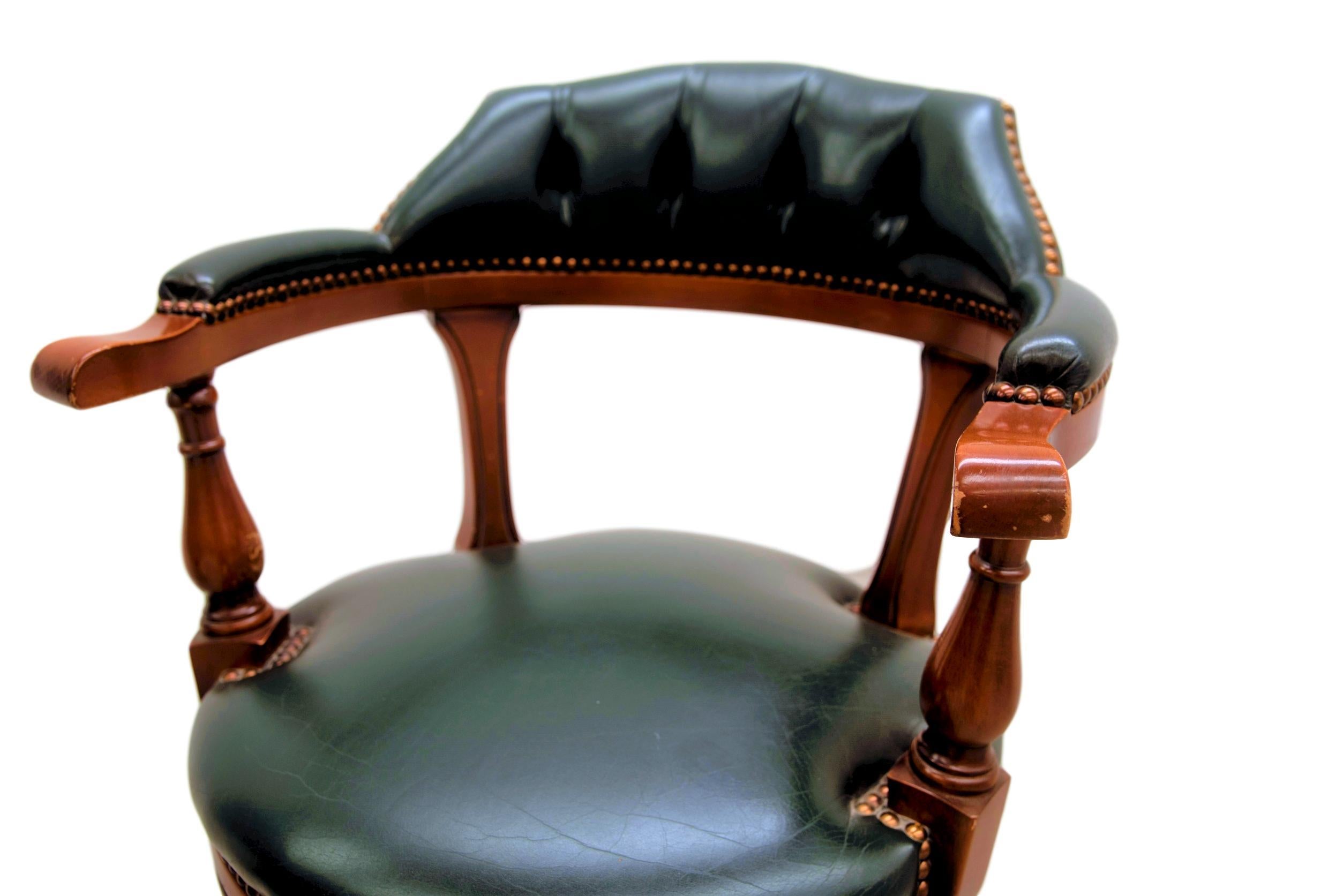 Absolutely stunning pair of 'Captains chair' in a beautiful and elegant green leather and solid wood, with great worn vintage patino to it, handmade with materials of the finest quality.

This pair of typical English Victorian style office or desk