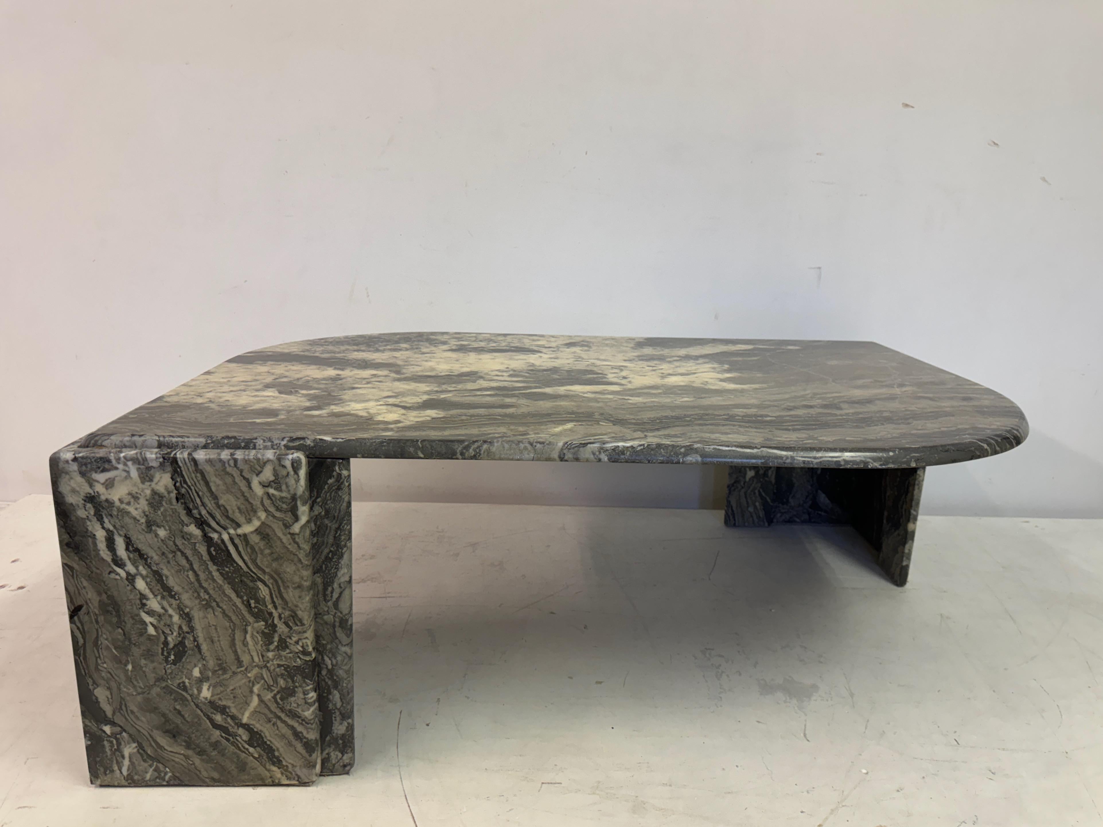 Mesa de centro de mármol gris de los años 80 en venta 3