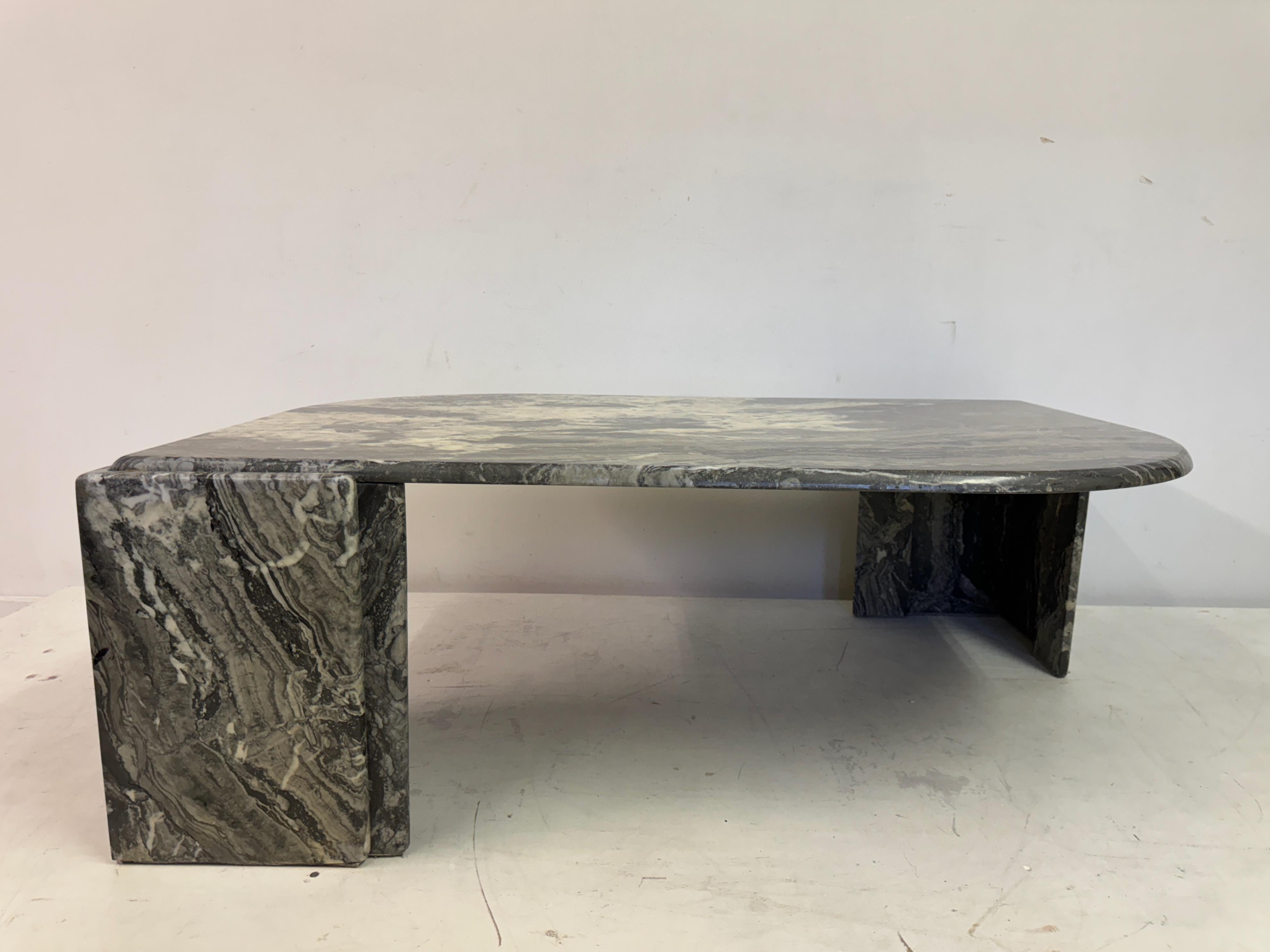 Mesa de centro de mármol gris de los años 80 en venta 4