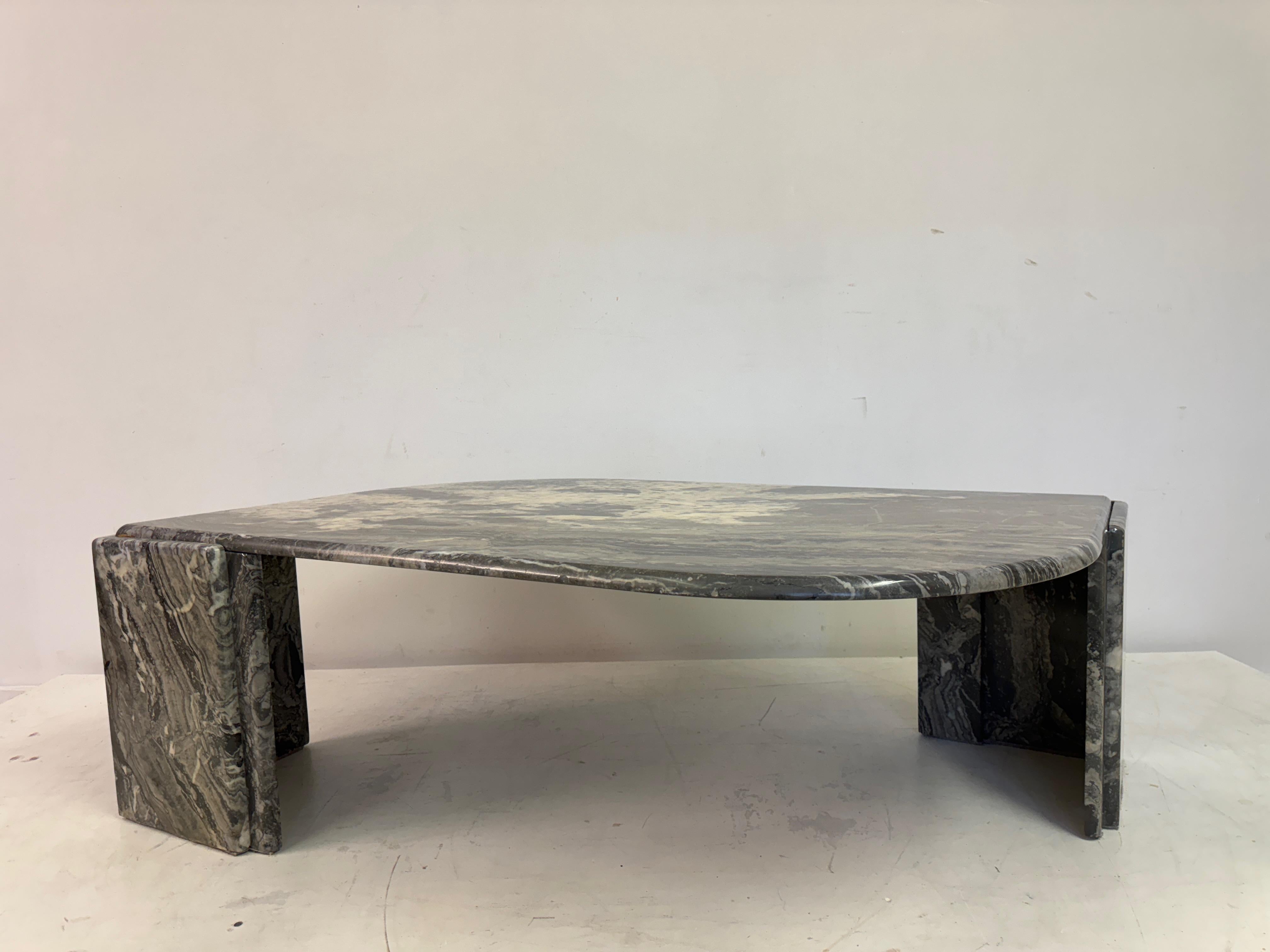 Mesa de centro de mármol gris de los años 80 Italiano en venta