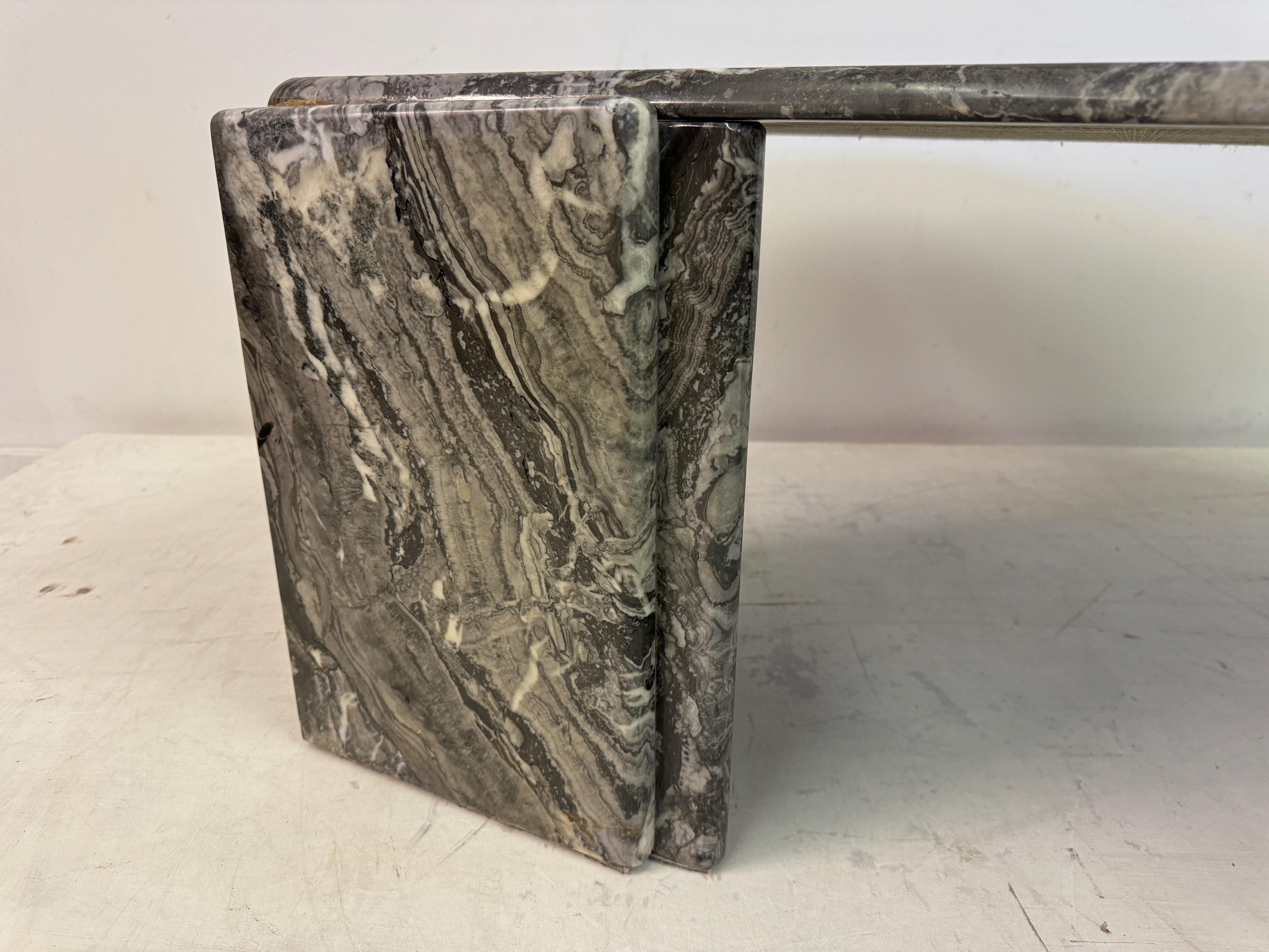 Mesa de centro de mármol gris de los años 80 Mármol en venta