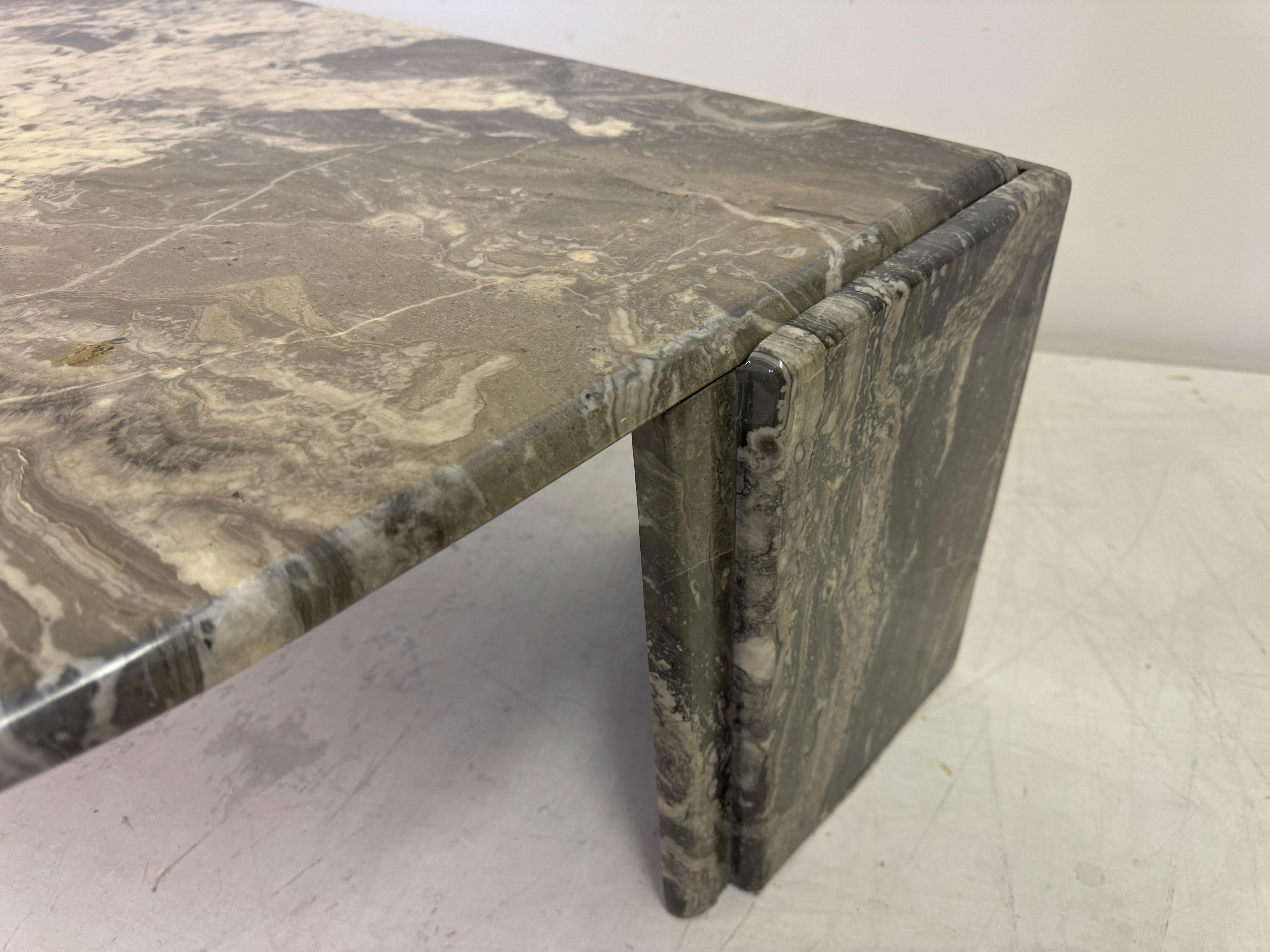 Mesa de centro de mármol gris de los años 80 en venta 1