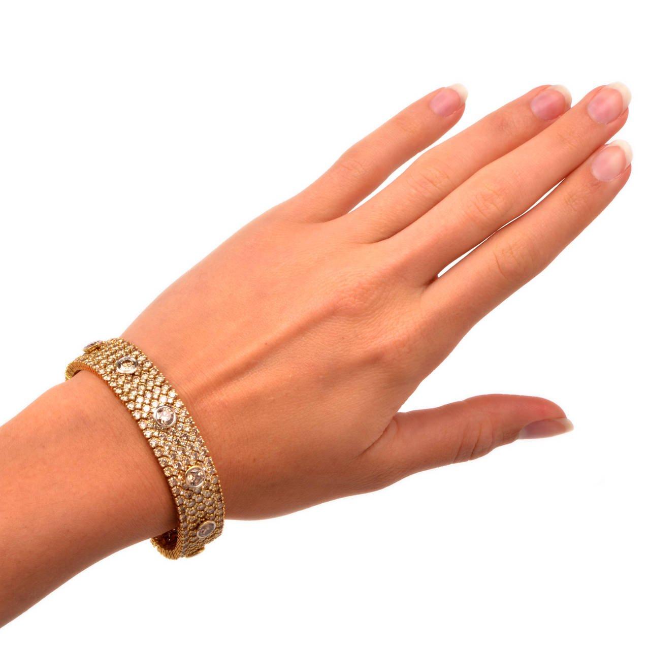 Dieses meisterhaft gestaltete Armband aus den 1980er Jahren mit natürlichen braun-gelben Fancy-Diamanten ist aus massivem 18-karätigem Gelbgold gefertigt und mit einem kunstvollen Netzmuster verziert. Eine Gesamtzahl von 9 braun-gelben