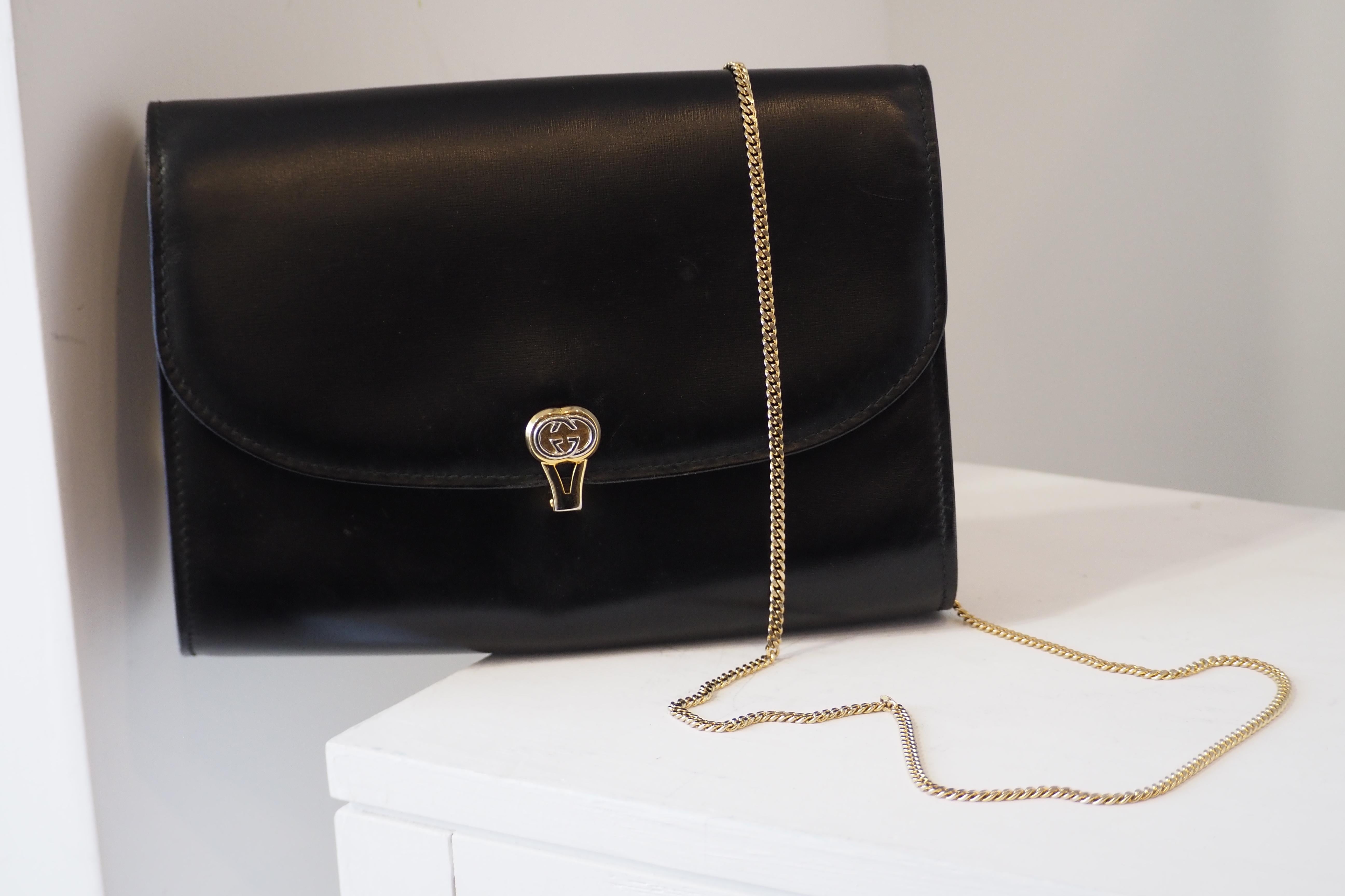 1980S Gucci sac à bandoulière en cuir noir et métal doré en vente 5