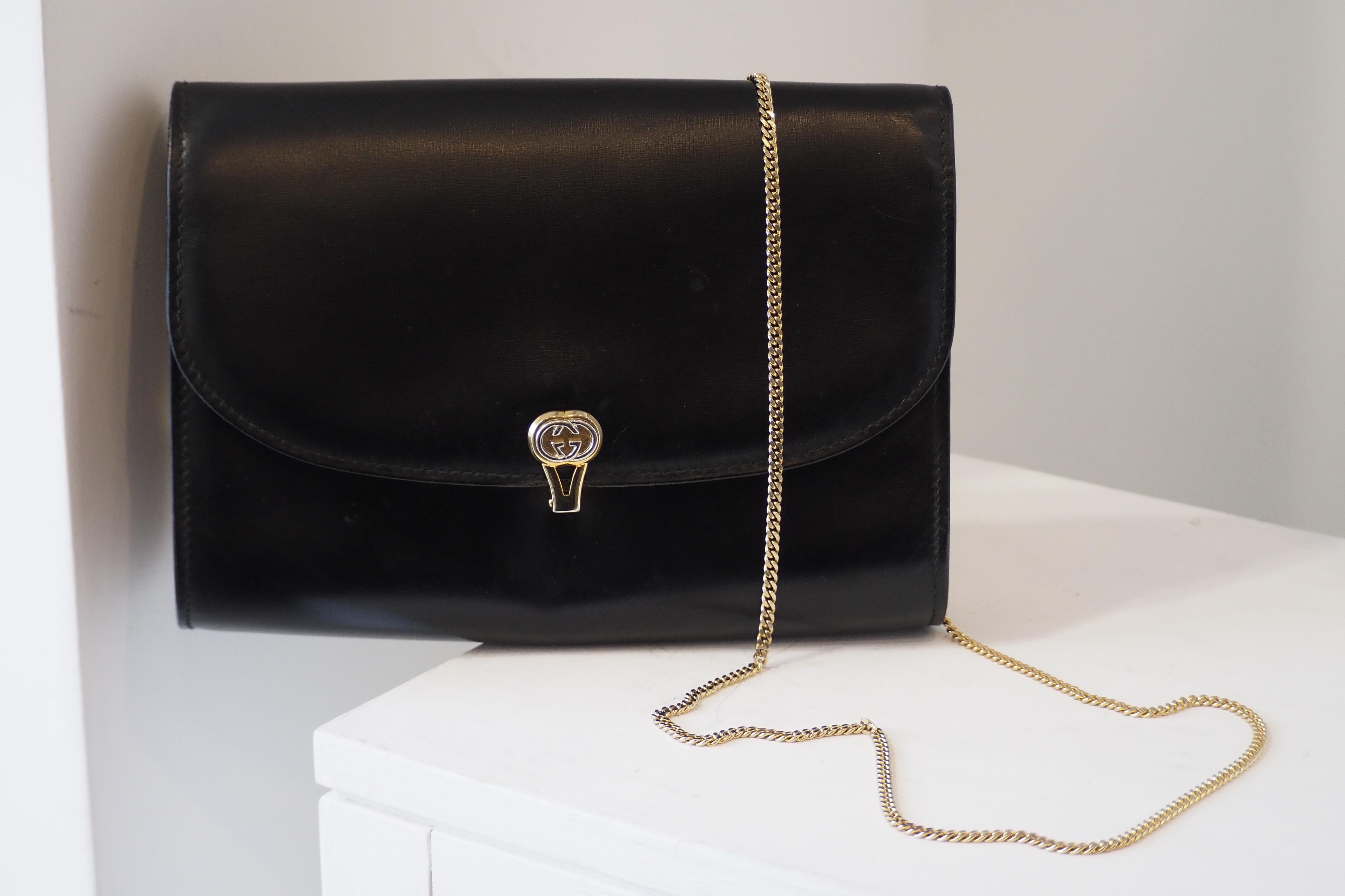 1980S Gucci sac à bandoulière en cuir noir et métal doré en vente 7
