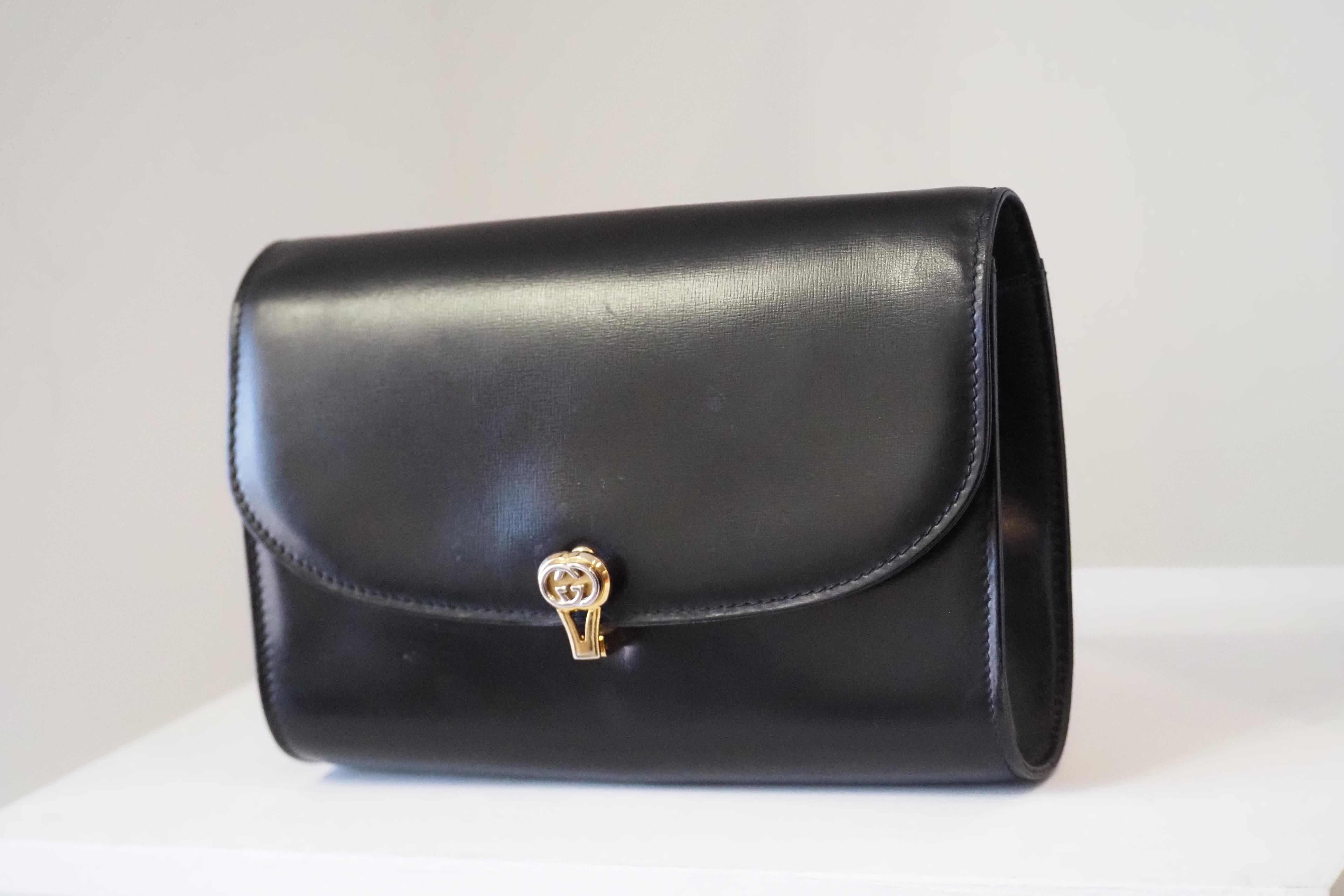 1980S Gucci sac à bandoulière en cuir noir et métal doré
22*16*5.5 cm
Entièrement fabriqué en Italie