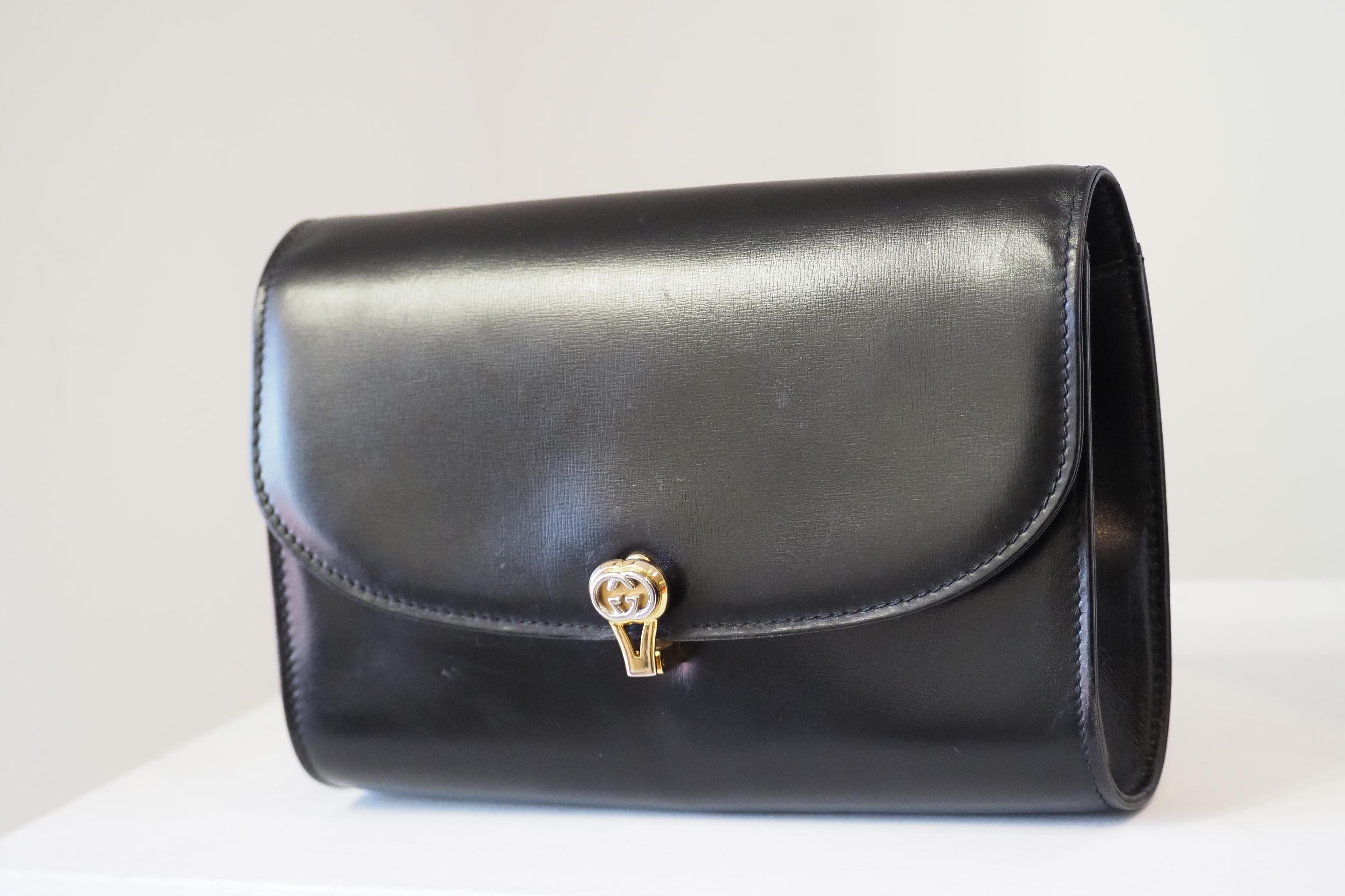 Noir 1980S Gucci sac à bandoulière en cuir noir et métal doré en vente