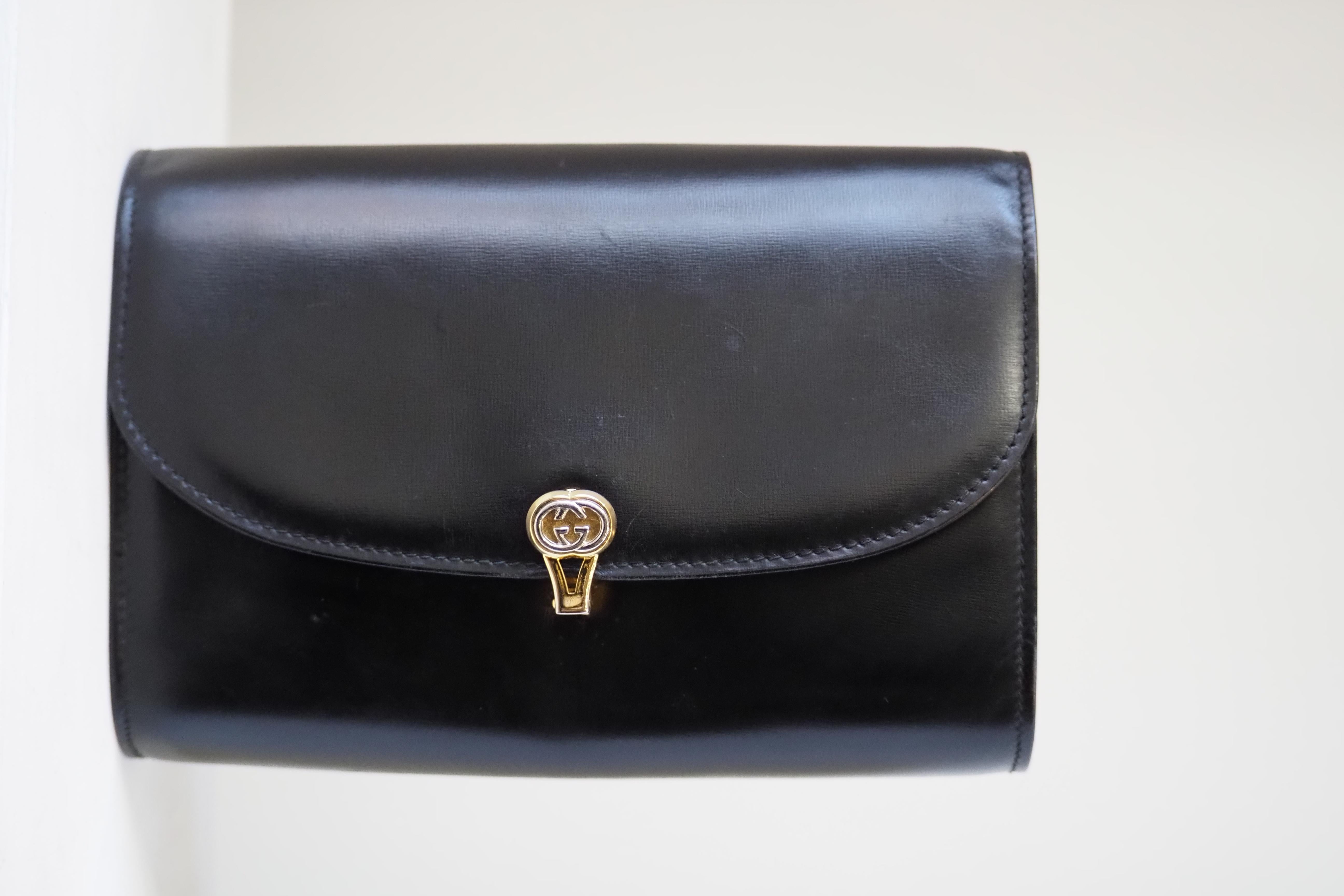 1980S Gucci sac à bandoulière en cuir noir et métal doré Excellent état - En vente à Capri, IT